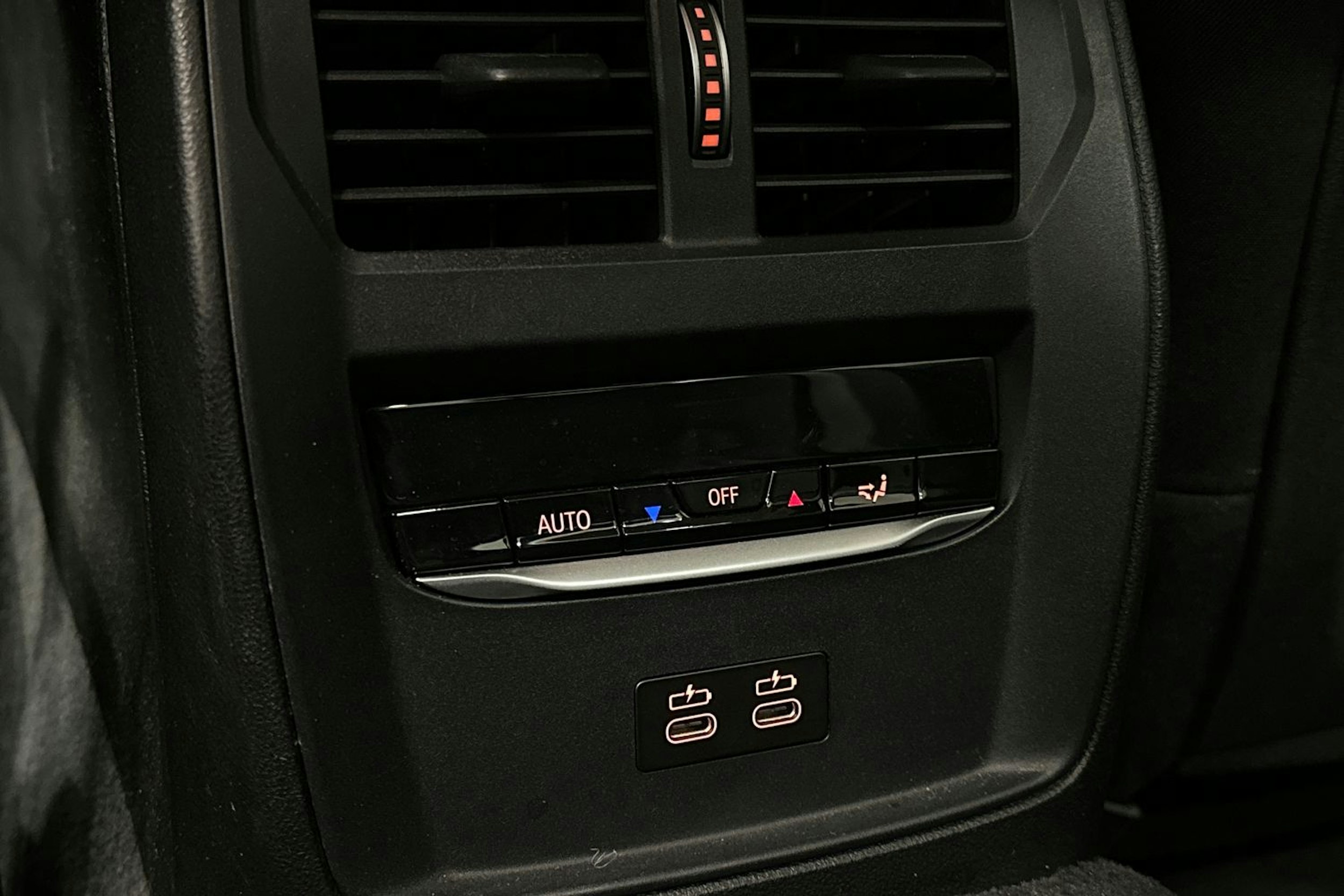 Musta BMW 330e 2021 kuva 15.