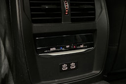 Musta BMW 330e 2021 kuva 15.