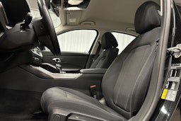 Musta BMW 330e 2021 kuva 16.