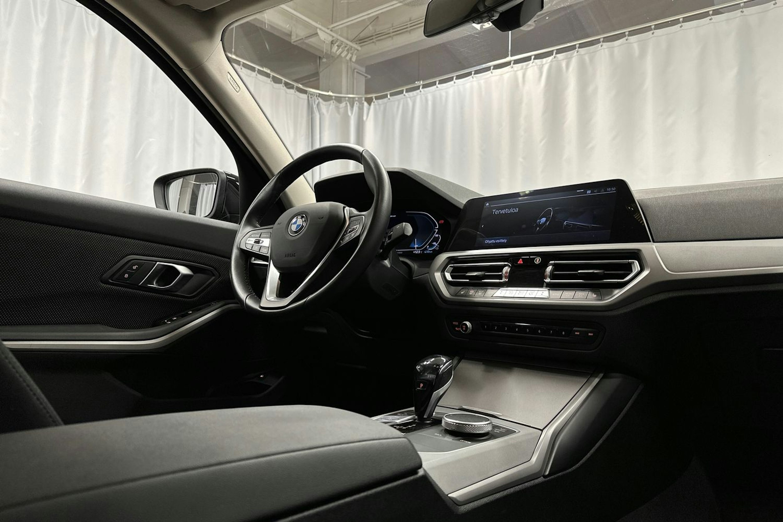 Musta BMW 330e 2021 kuva 17.