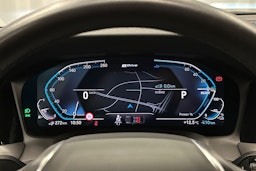 Musta BMW 330e 2021 kuva 18.