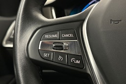 Musta BMW 330e 2021 kuva 19.