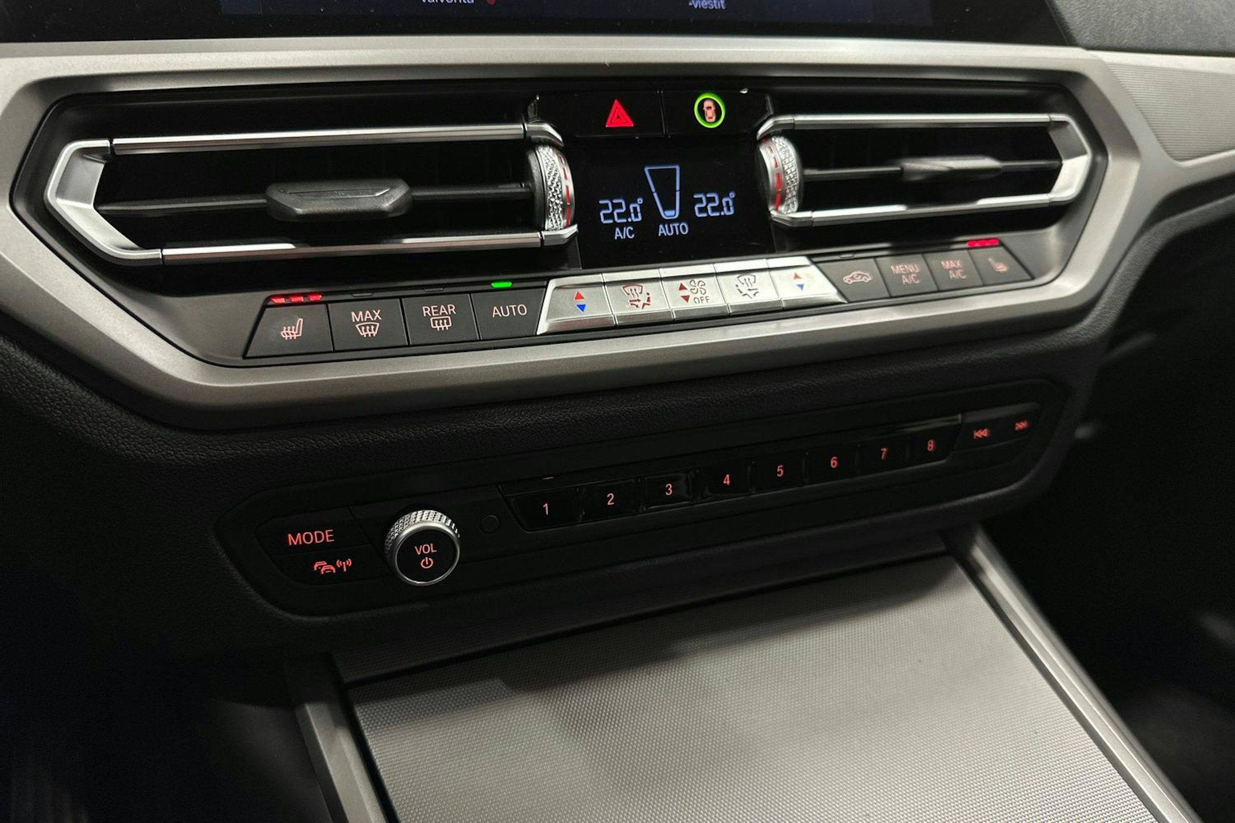 Musta BMW 330e 2021 kuva 23.