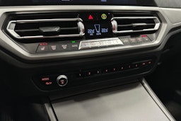 Musta BMW 330e 2021 kuva 23.