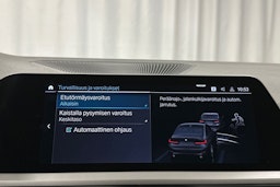 Musta BMW 330e 2021 kuva 27.