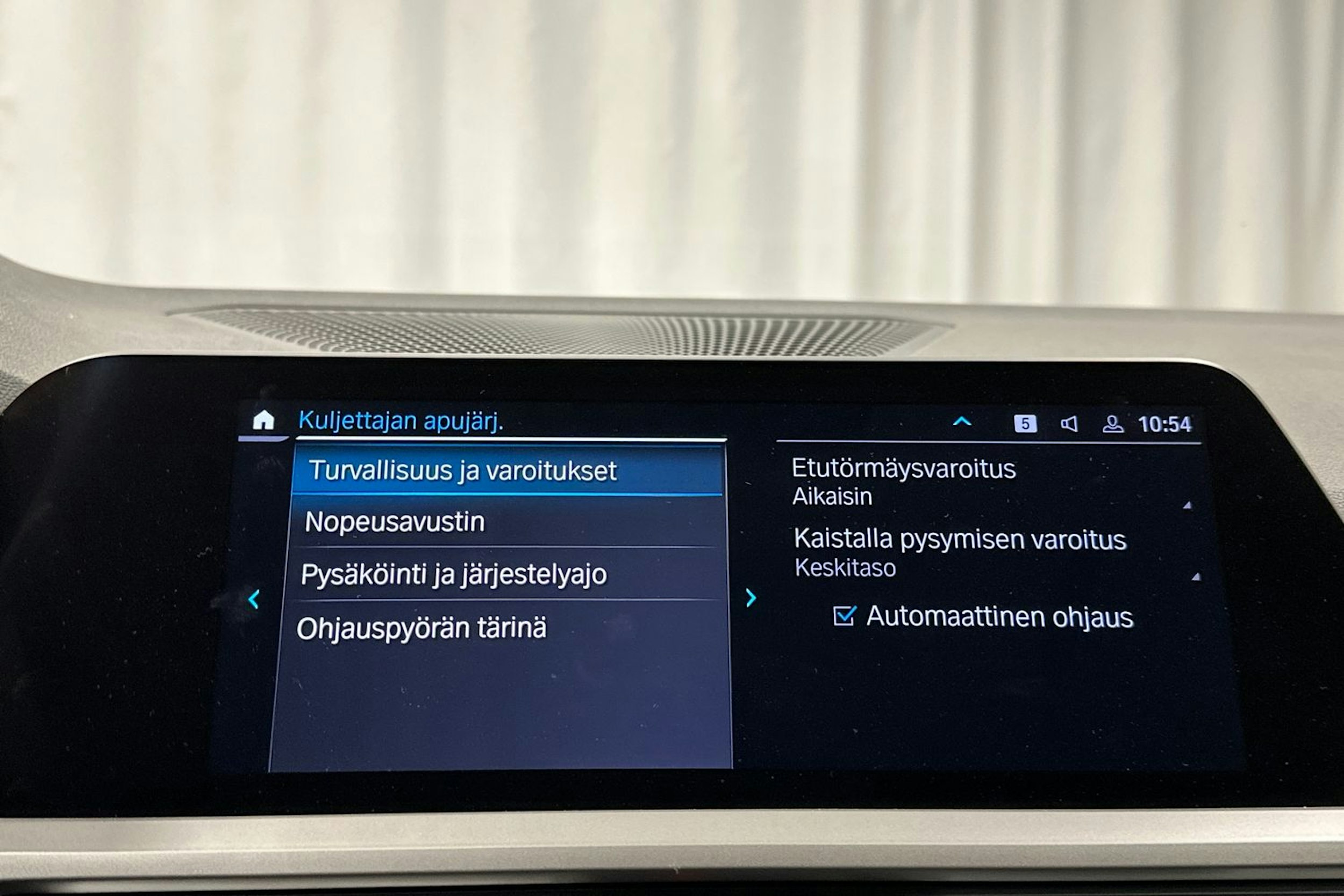 Musta BMW 330e 2021 kuva 28.