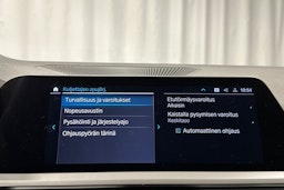 Musta BMW 330e 2021 kuva 28.