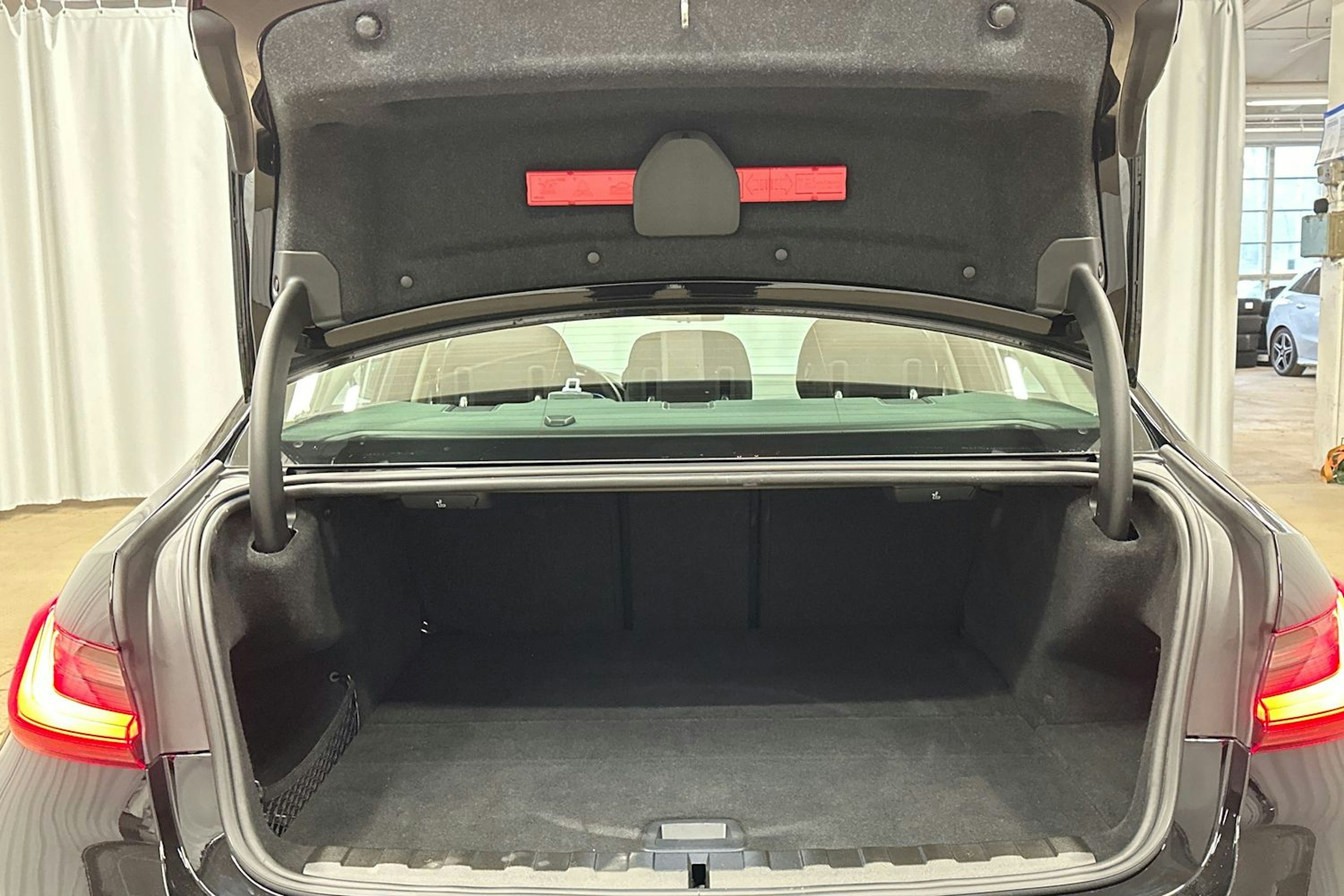 Musta BMW 330e 2021 kuva 29.
