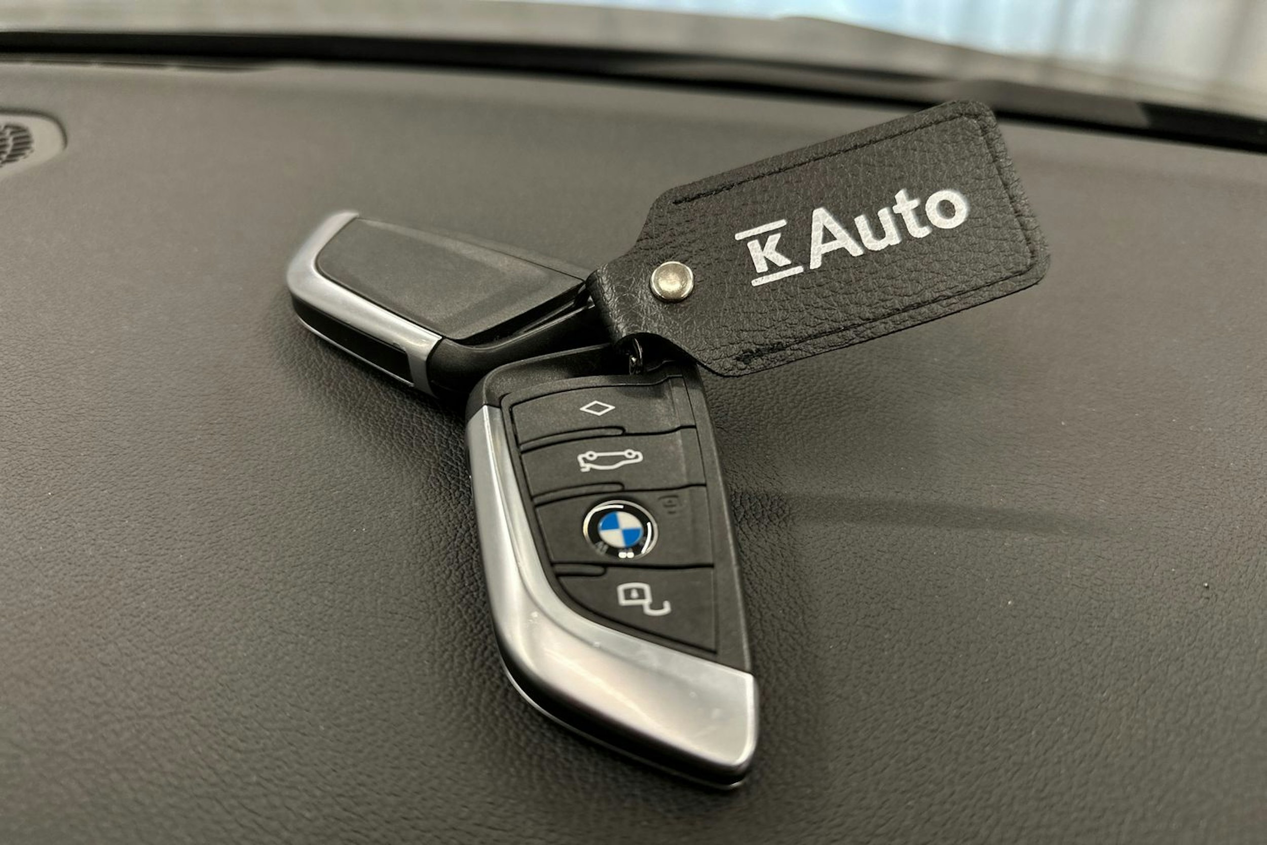 Musta BMW 330e 2021 kuva 30.