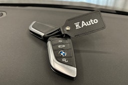 Musta BMW 330e 2021 kuva 30.