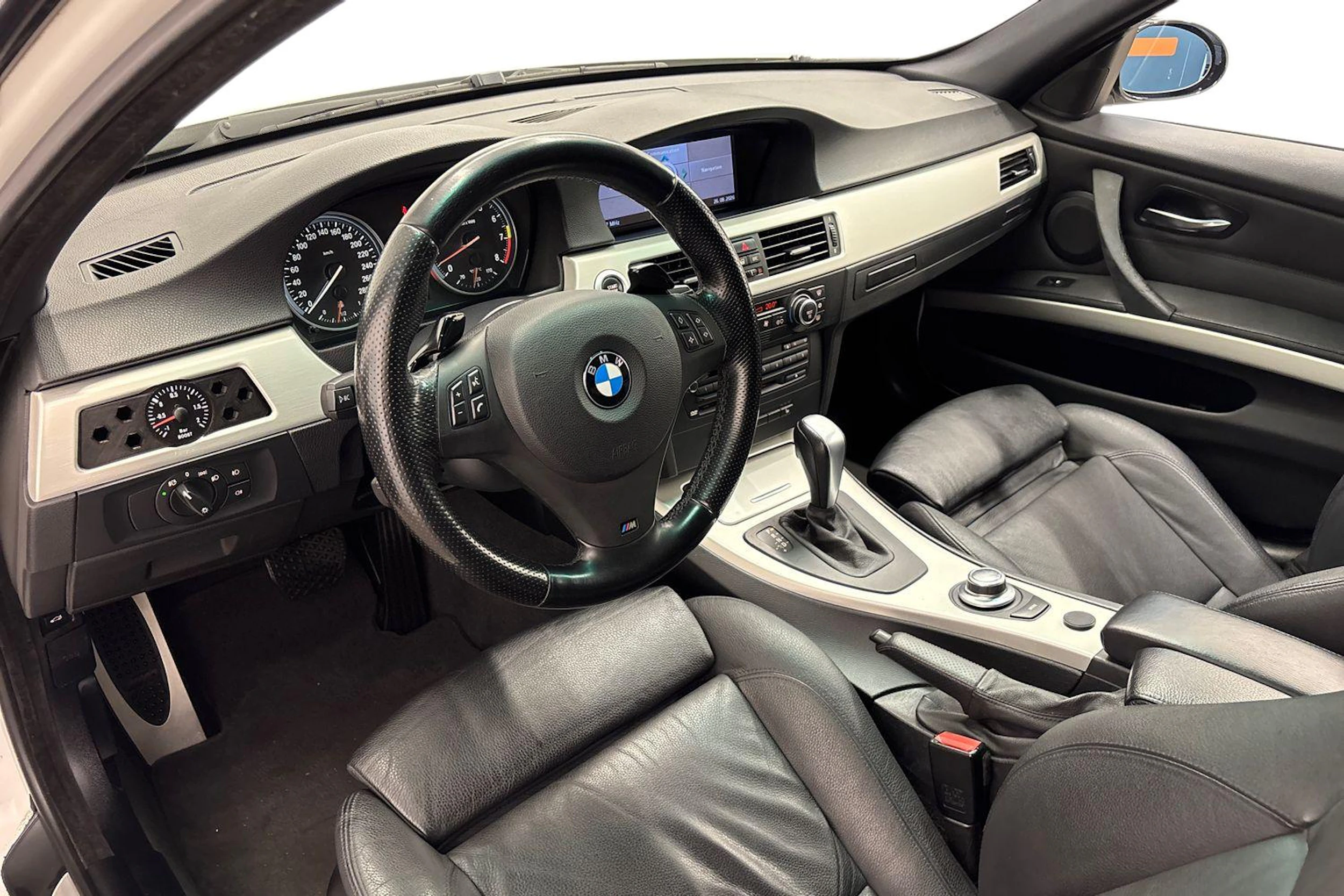 valkoinen BMW 335 2007 kuva 6.