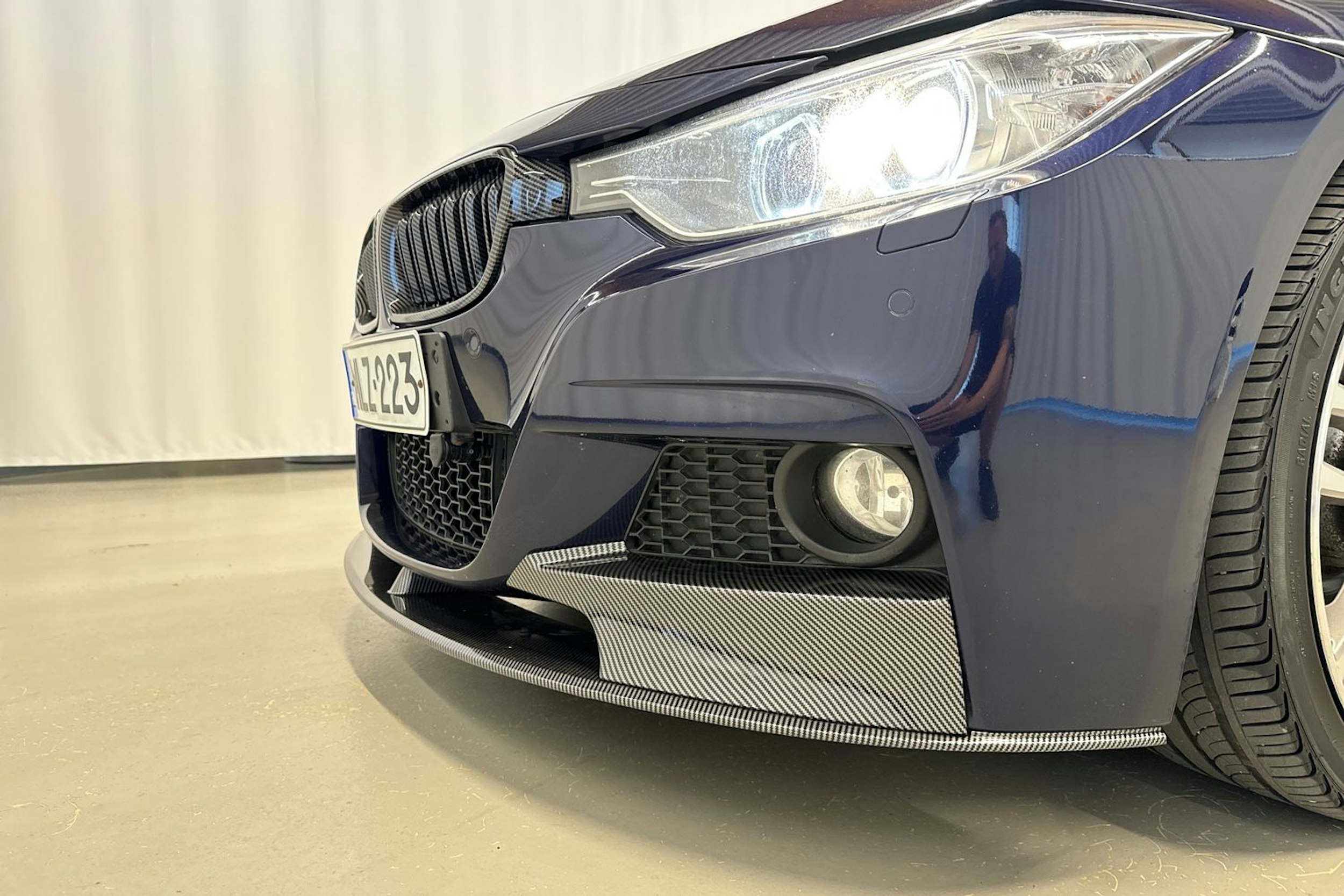 sininen BMW 335 2013 kuva 30.