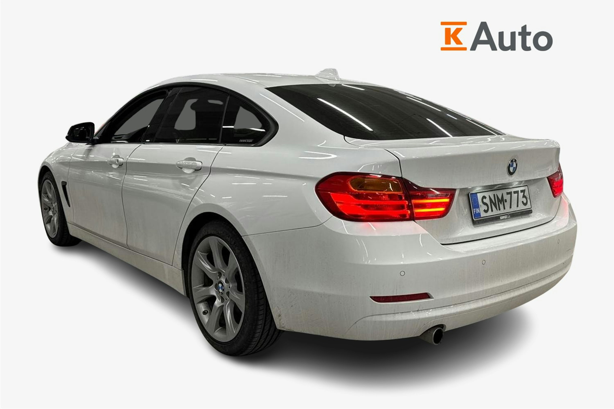 Valkoinen BMW 418 2015 kuva 2.