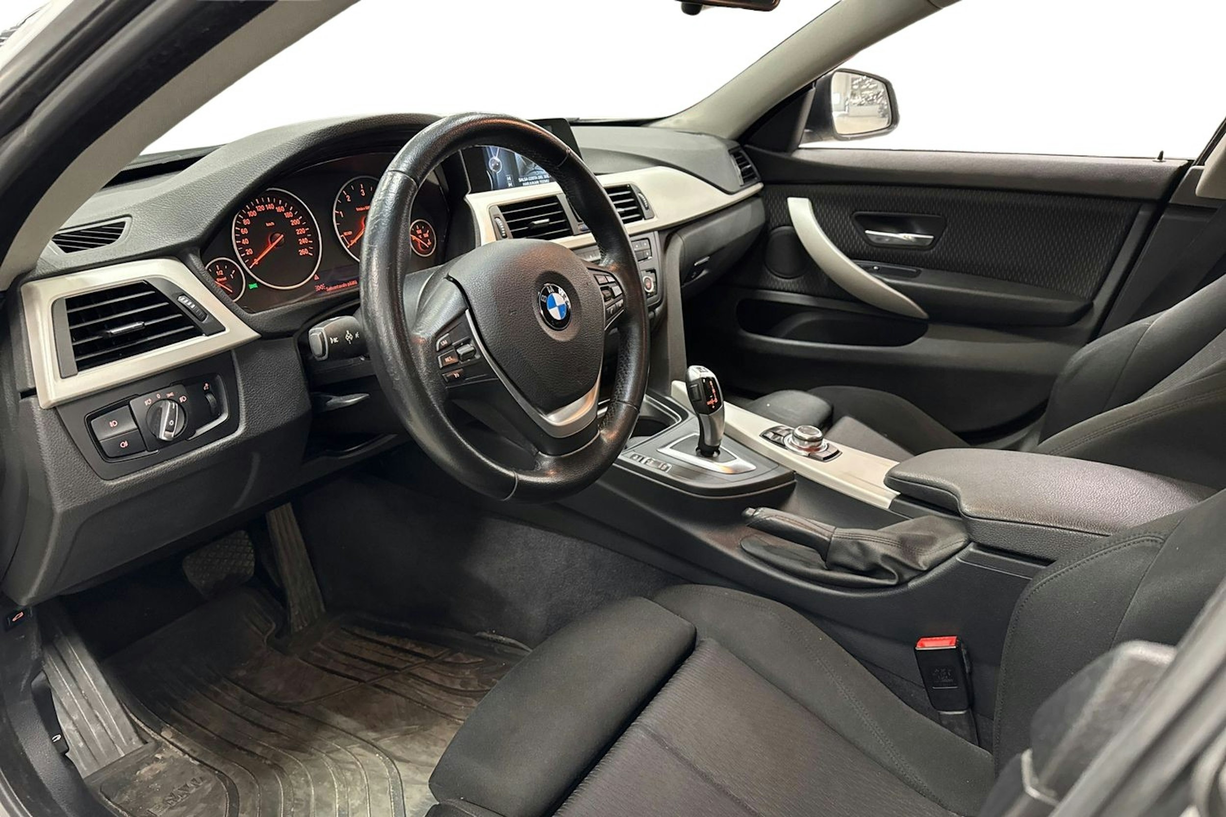 Valkoinen BMW 418 2015 kuva 3.
