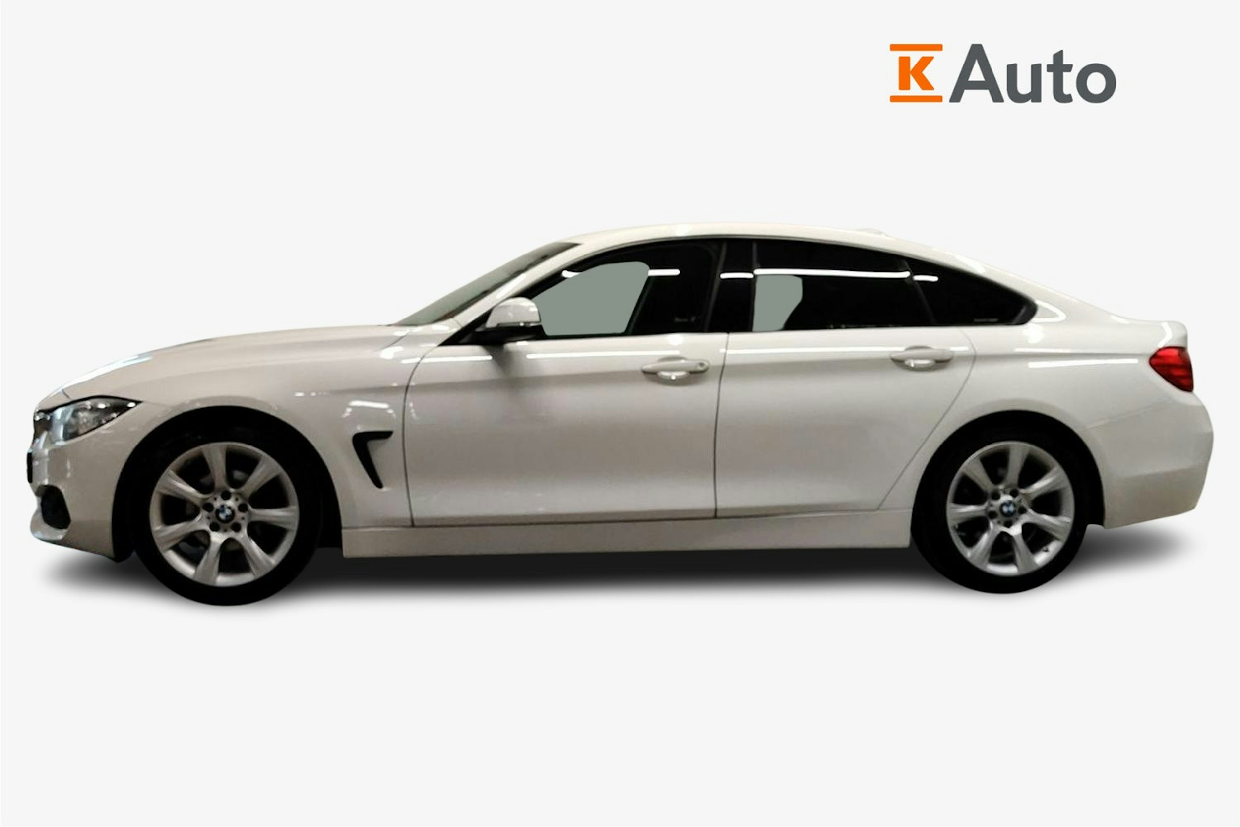 Valkoinen BMW 418 2015 kuva 5.