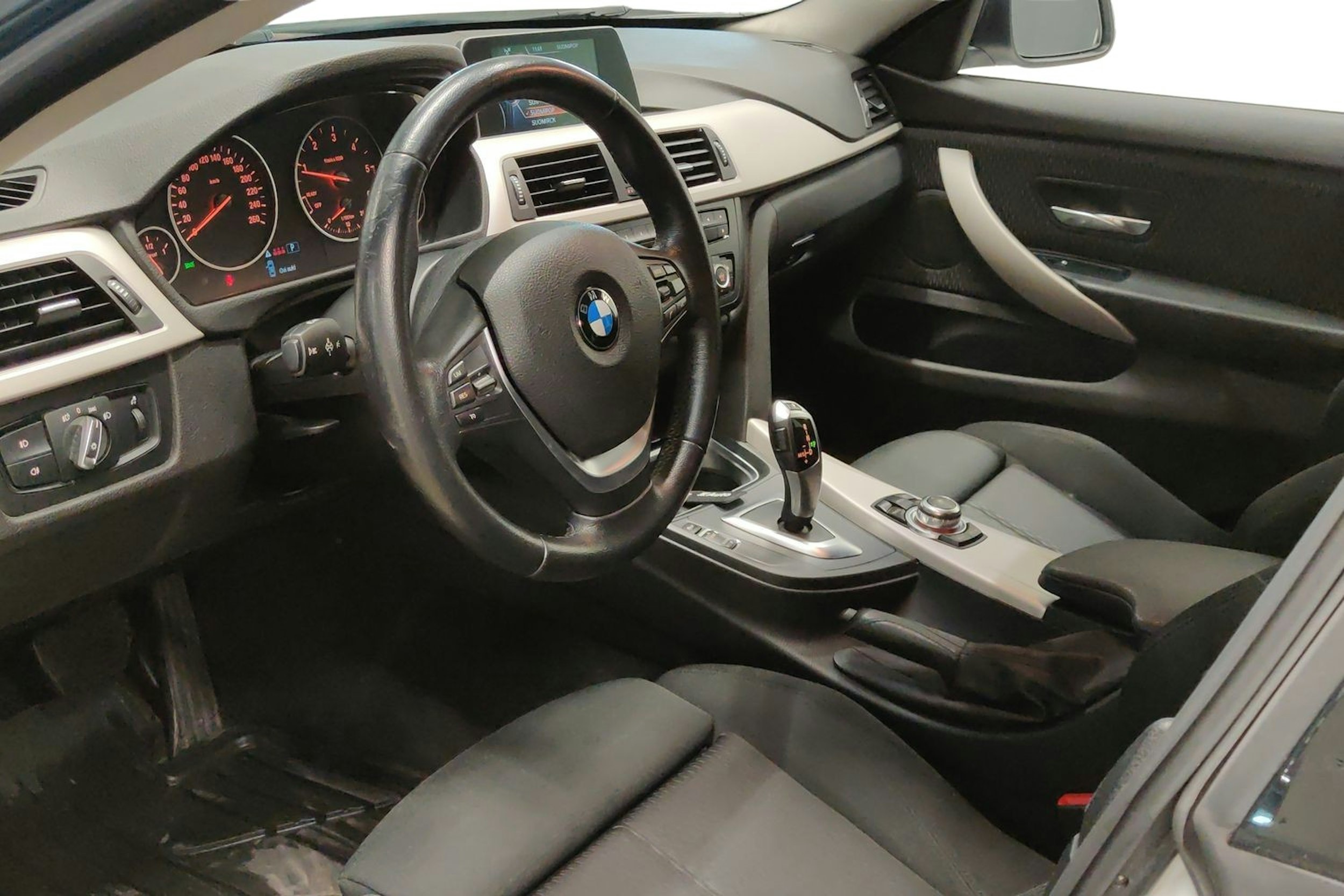 Valkoinen BMW 418 2015 kuva 6.