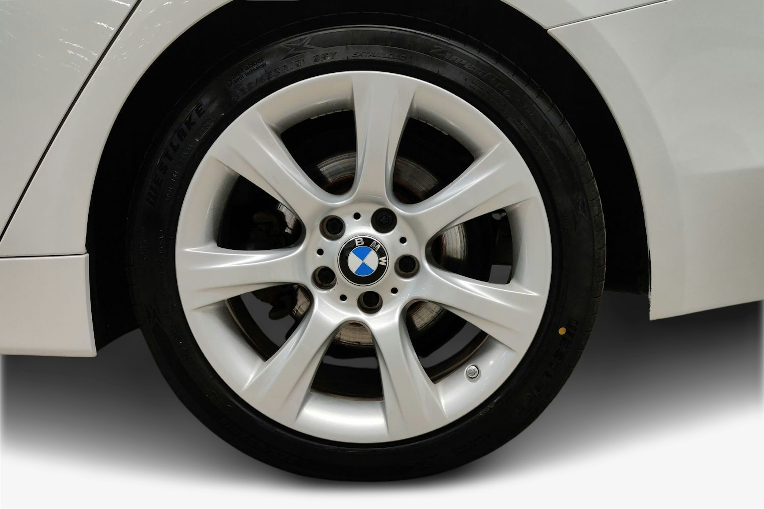 Valkoinen BMW 418 2015 kuva 9.