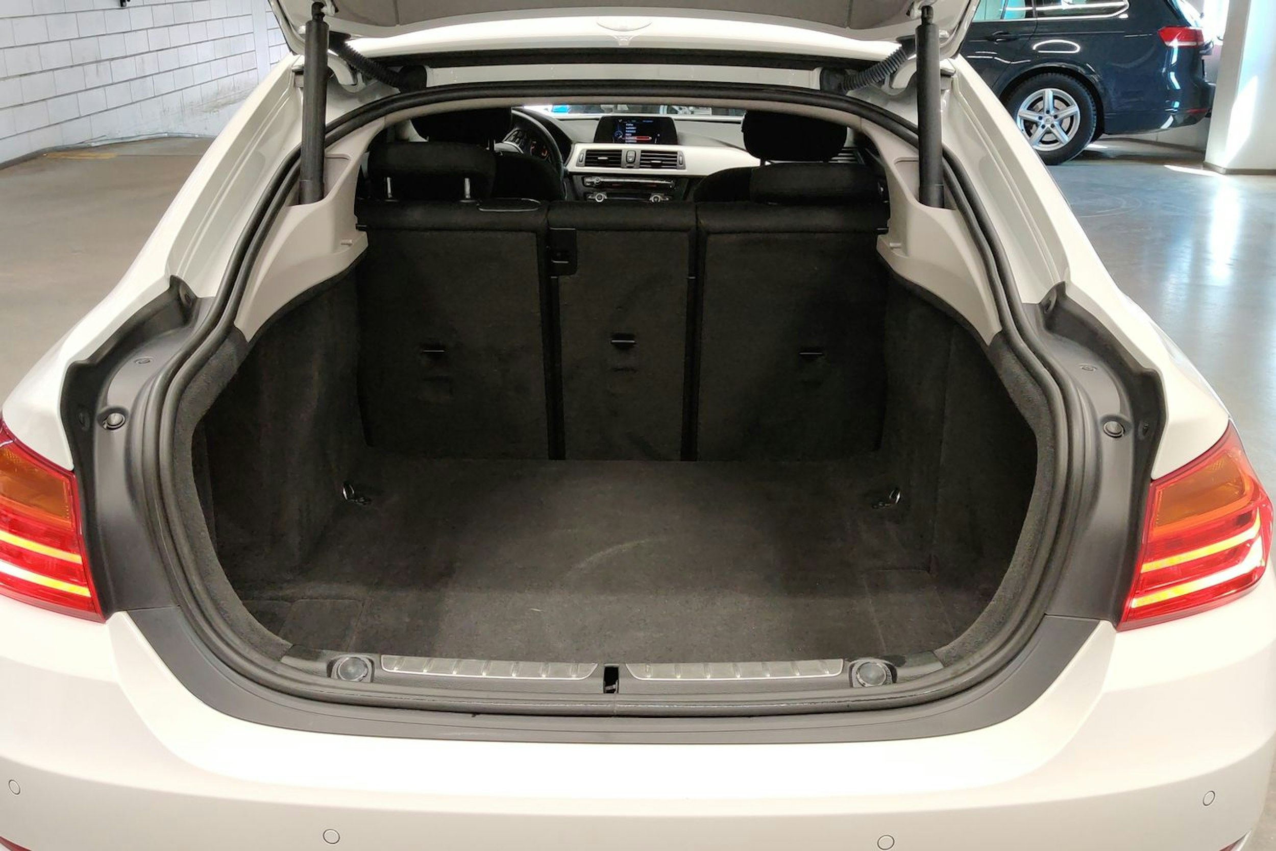 Valkoinen BMW 418 2015 kuva 12.