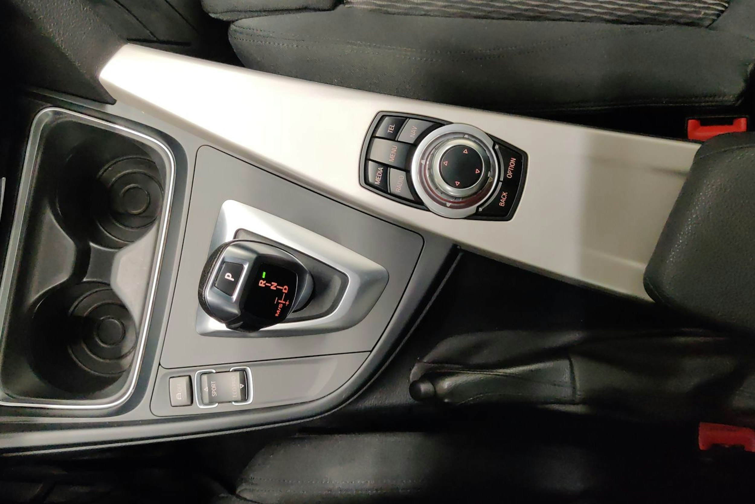 Valkoinen BMW 418 2015 kuva 16.