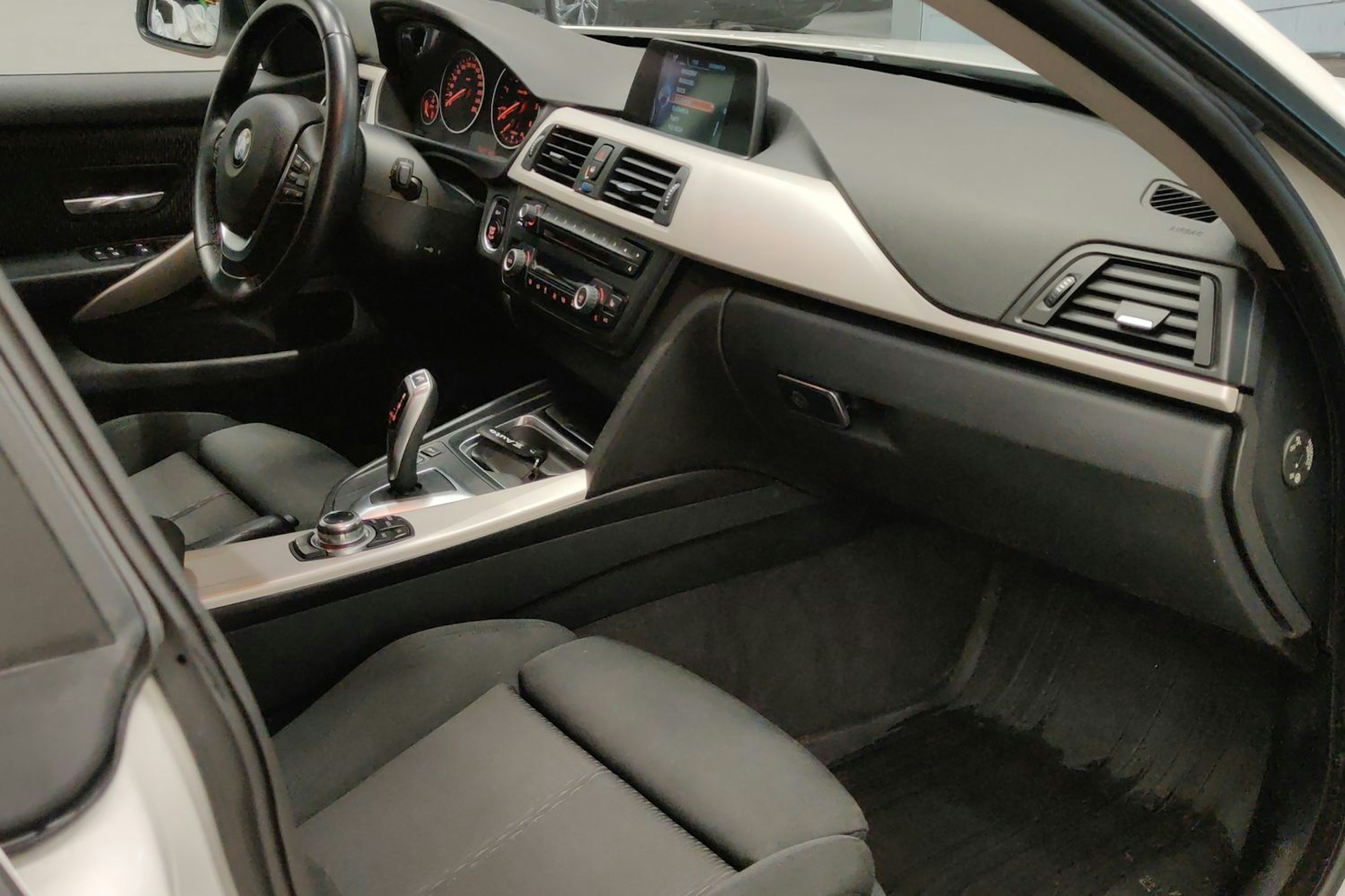 Valkoinen BMW 418 2015 kuva 18.