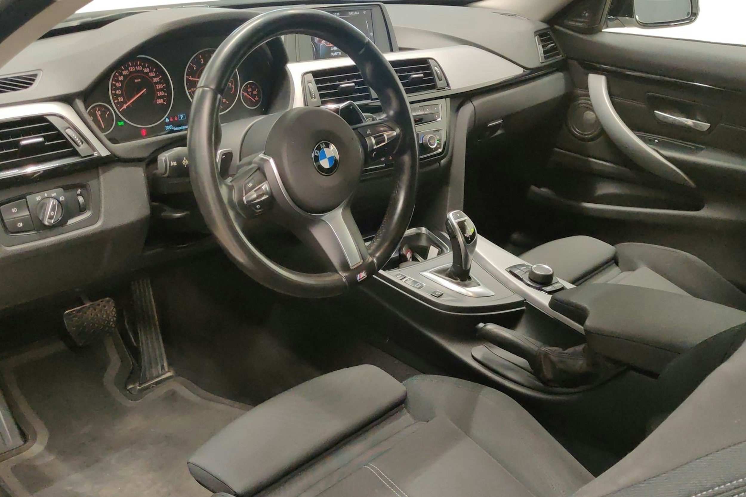 Valkoinen BMW 420 2015 kuva 6.