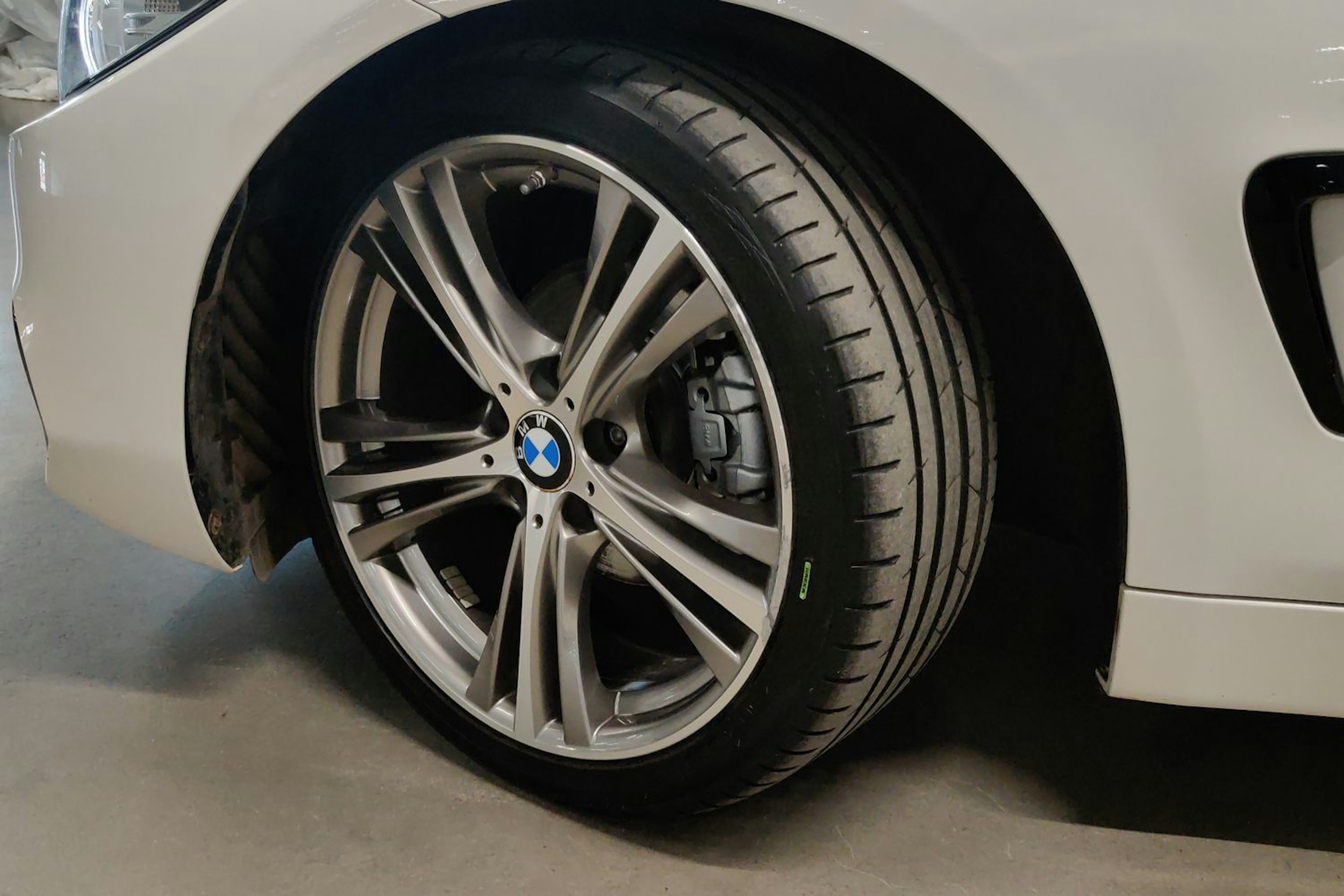 Valkoinen BMW 420 2015 kuva 10.