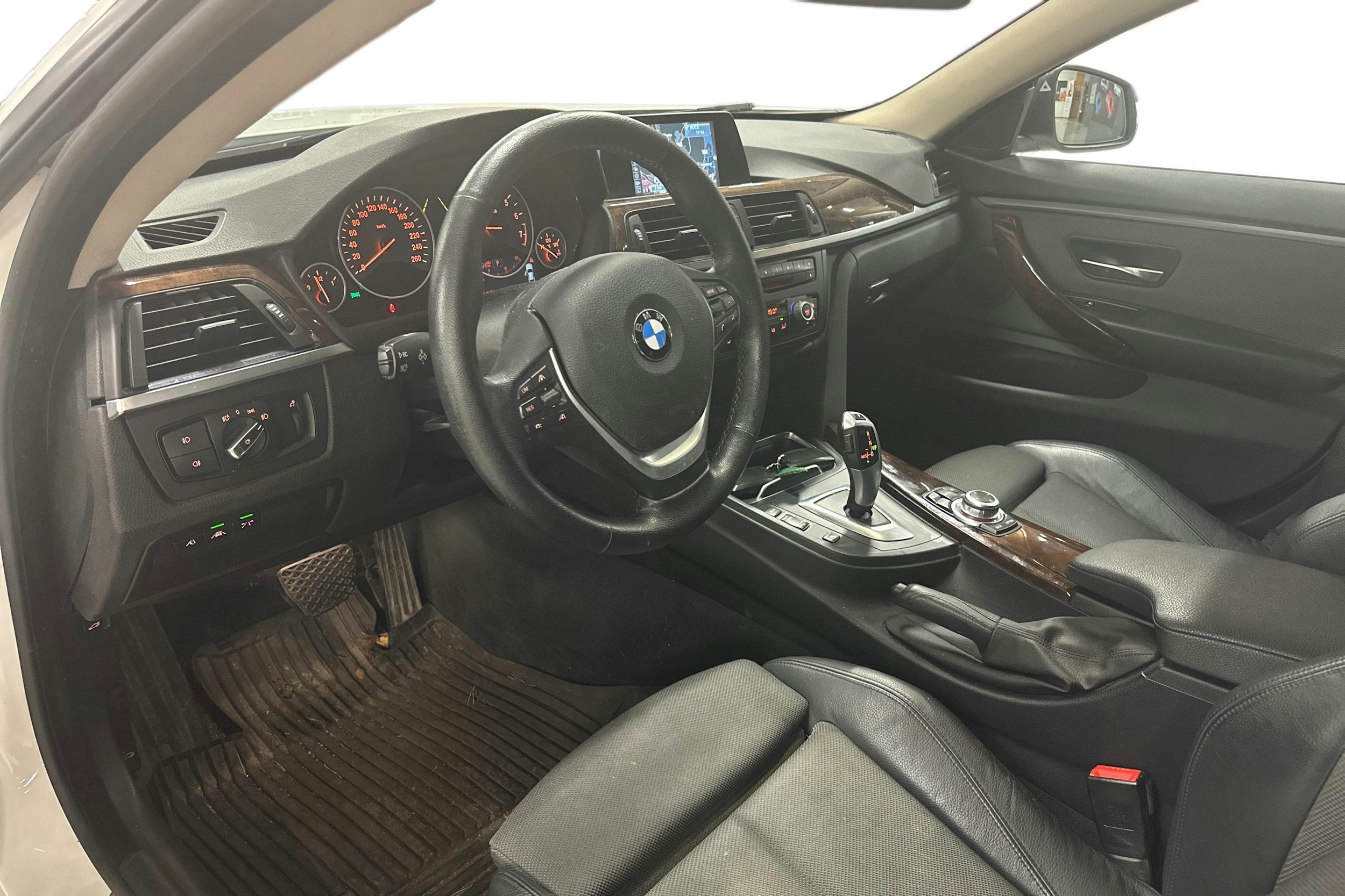 valkoinen BMW 420 2016 kuva 3.