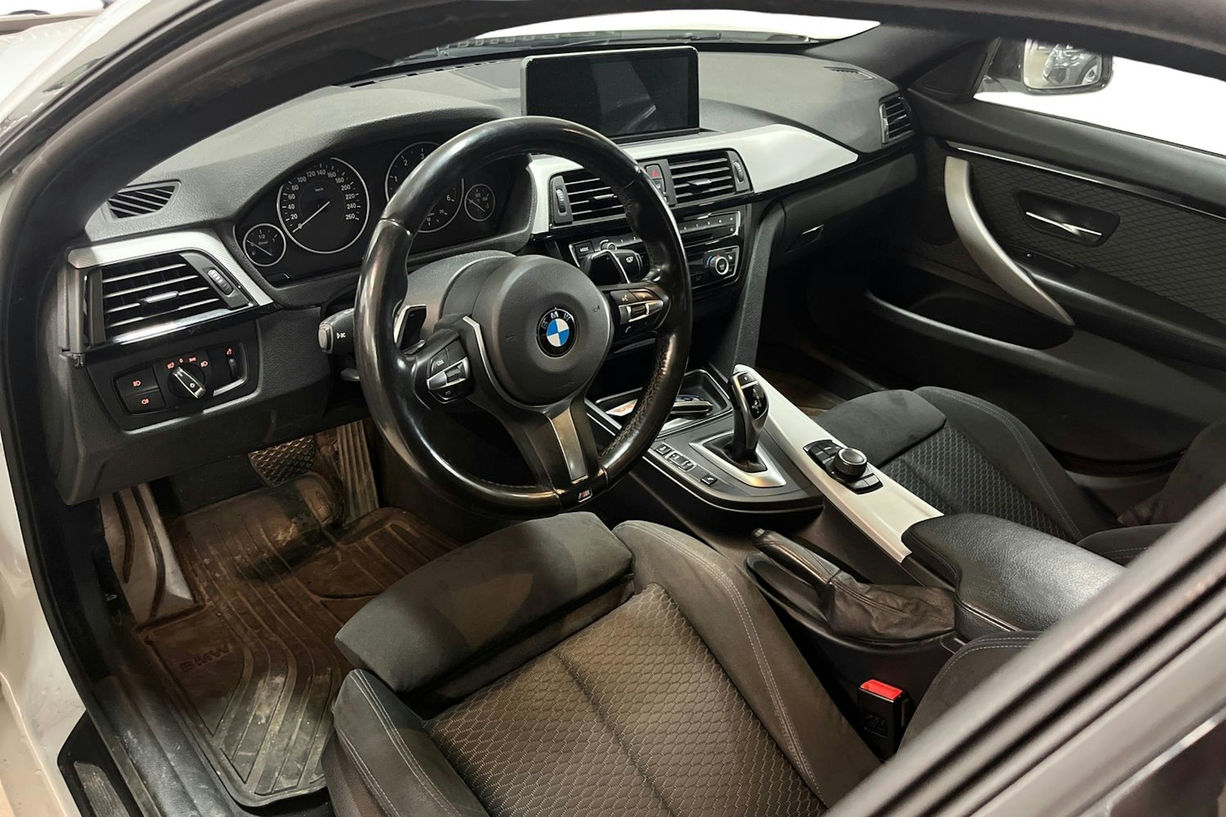 valkoinen BMW 420 2015 kuva 3.