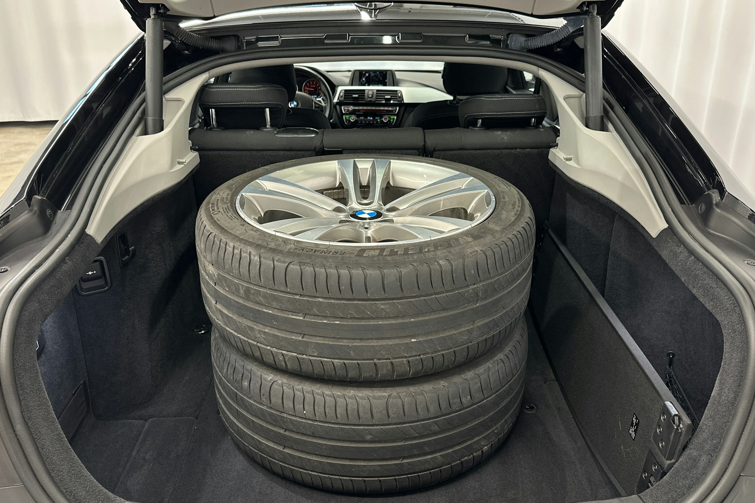 musta BMW 420 2016 kuva 29.