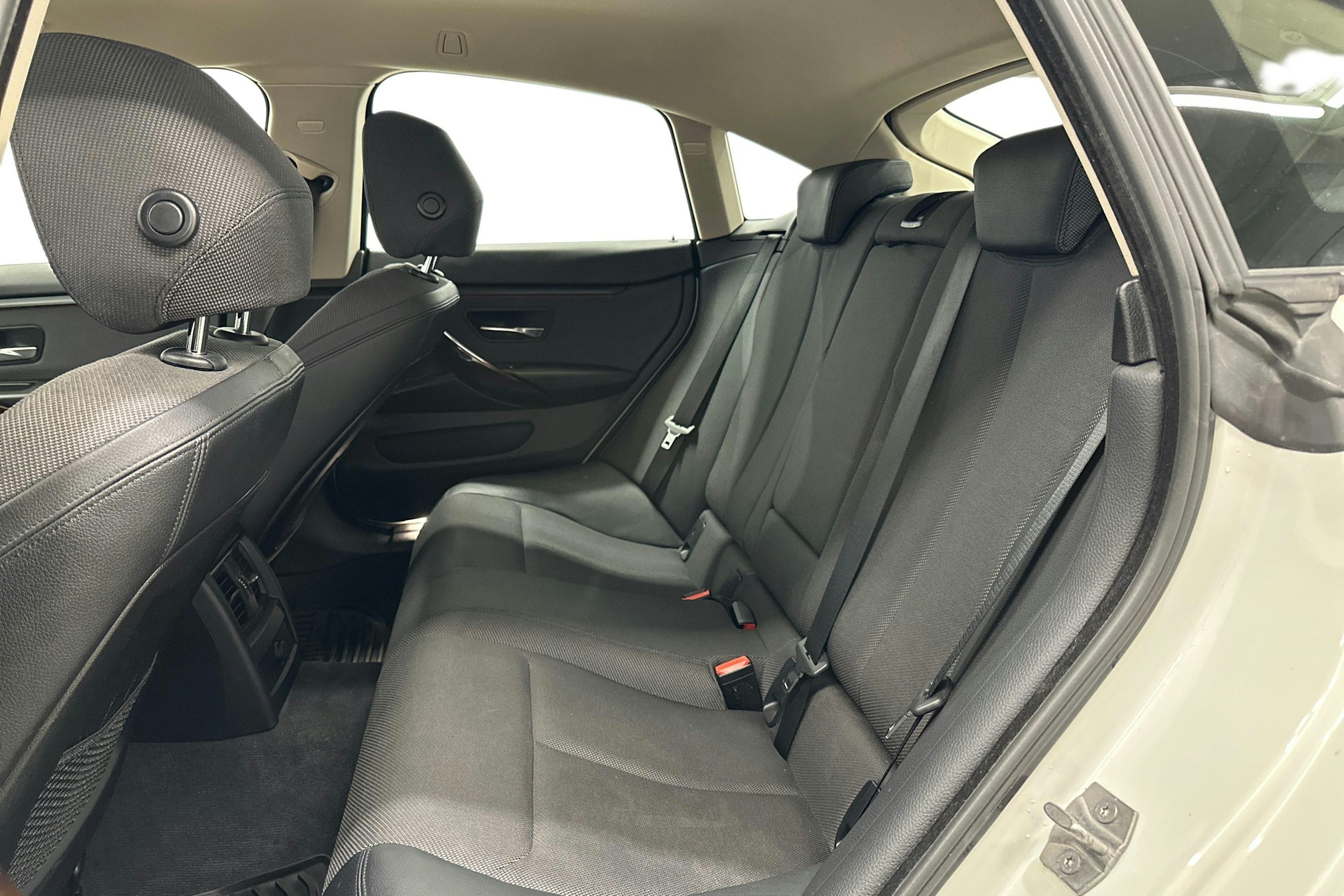 valkoinen BMW 420 2016 kuva 9.