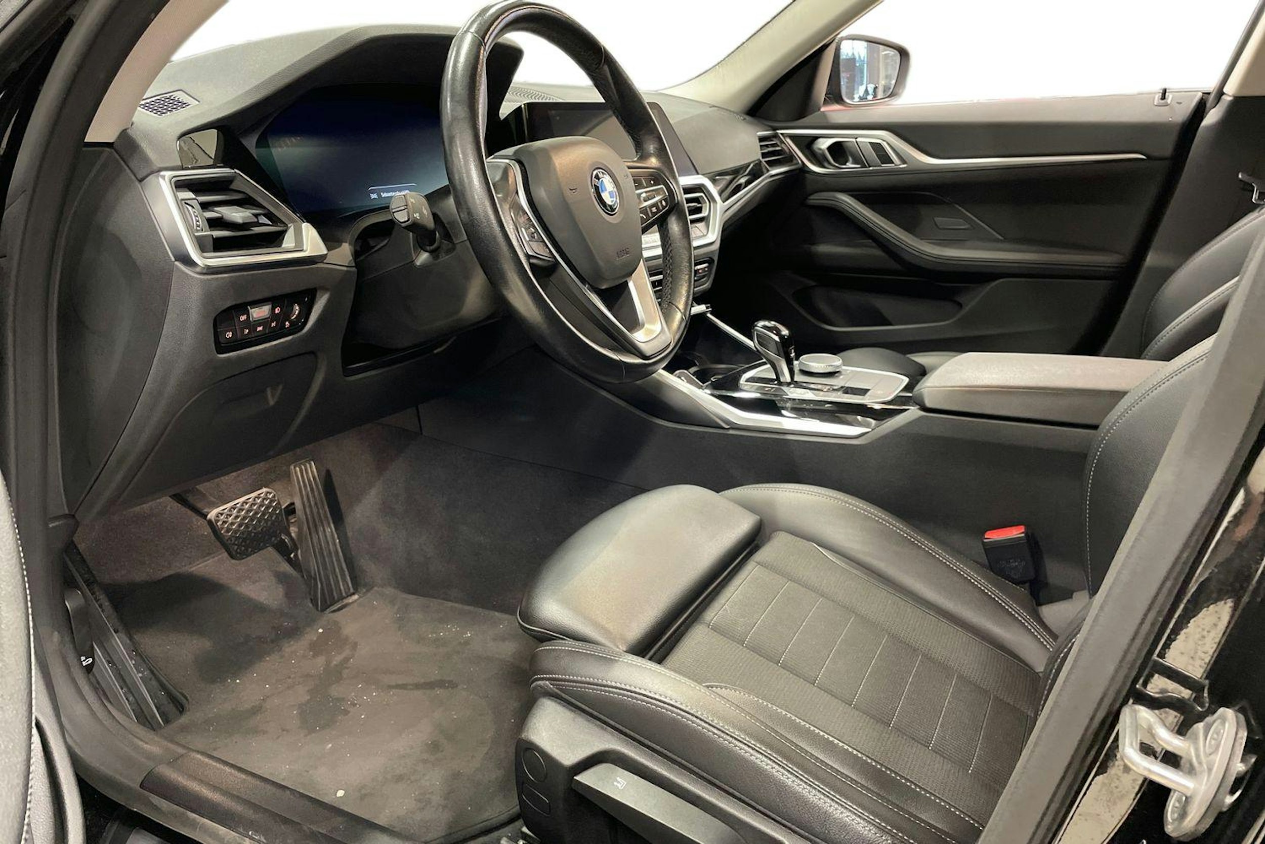 musta BMW 420 2022 kuva 3.