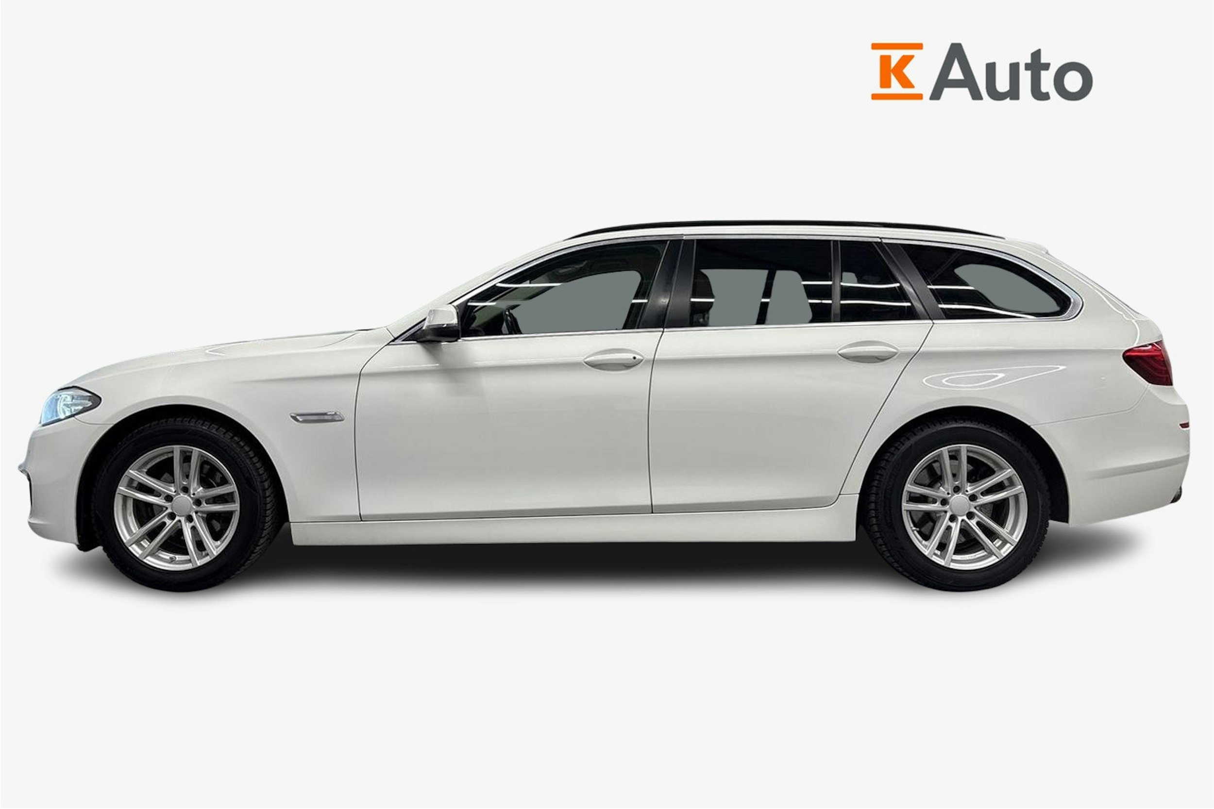 valkoinen BMW 518 2015 kuva 6.