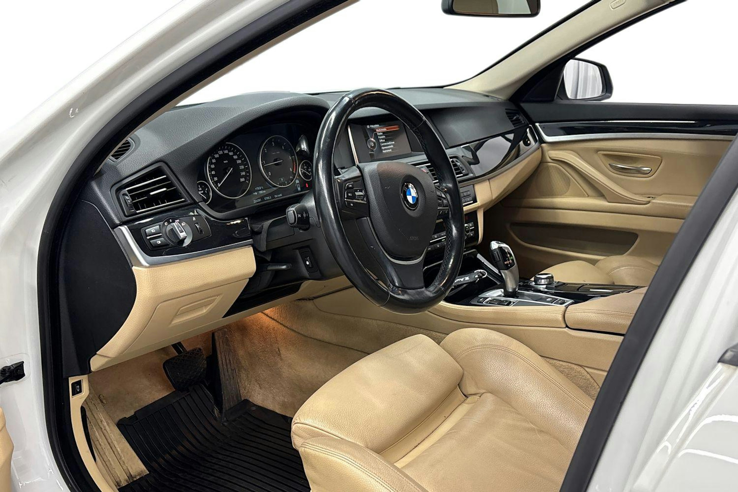 valkoinen BMW 518 2015 kuva 7.