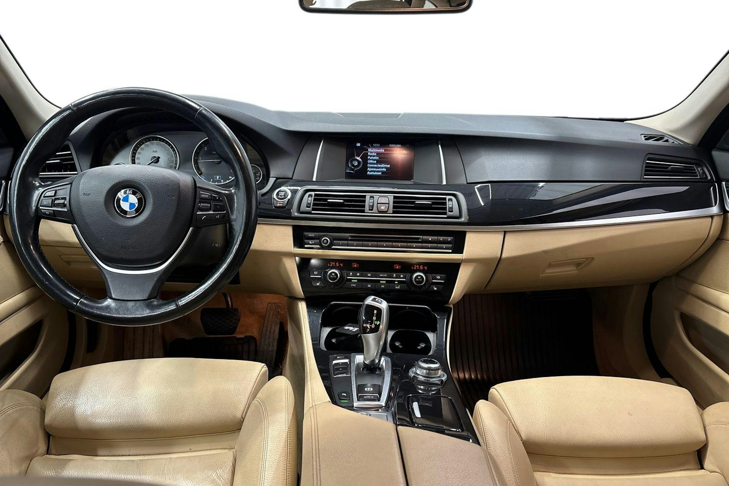 valkoinen BMW 518 2015 kuva 9.