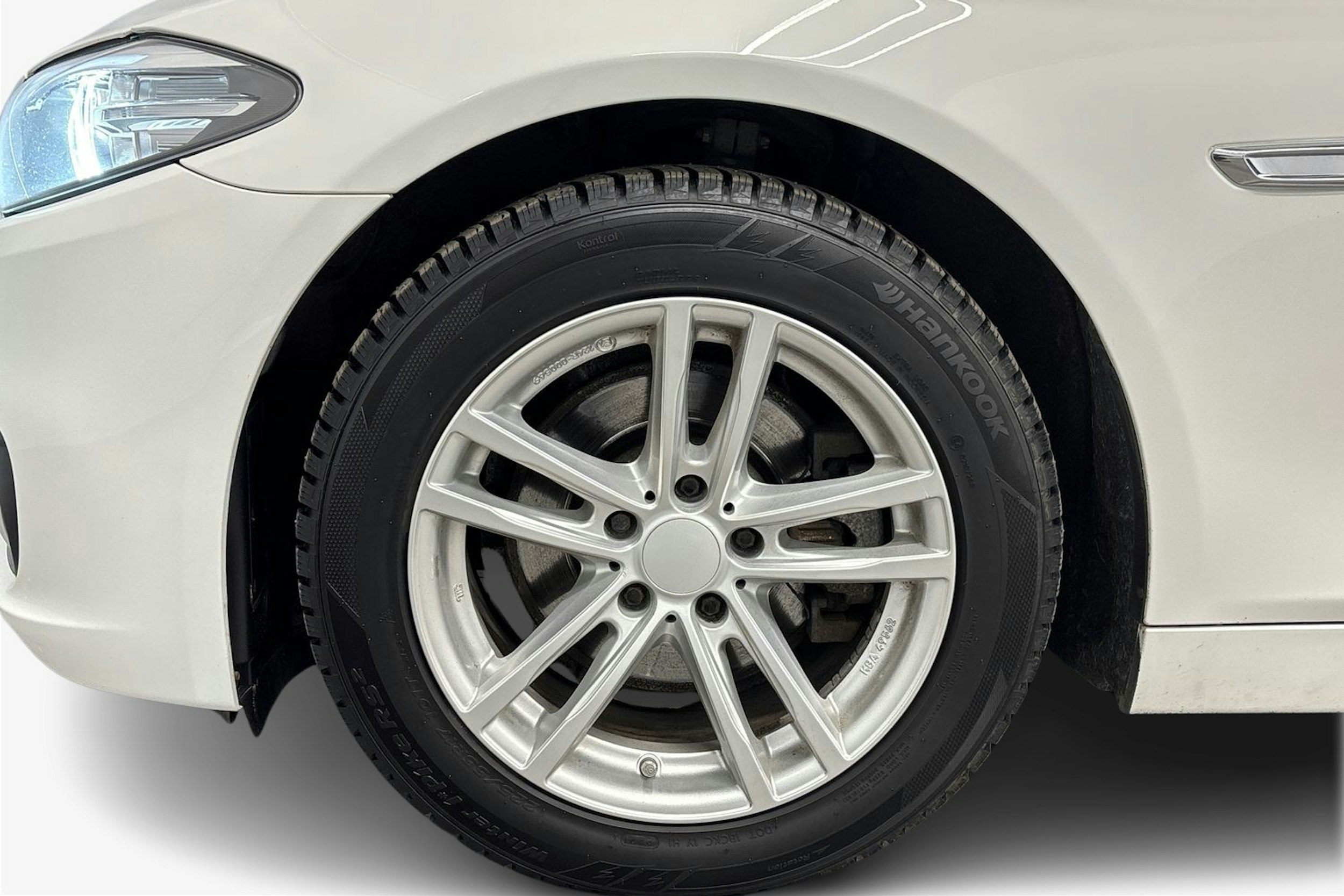 valkoinen BMW 518 2015 kuva 11.