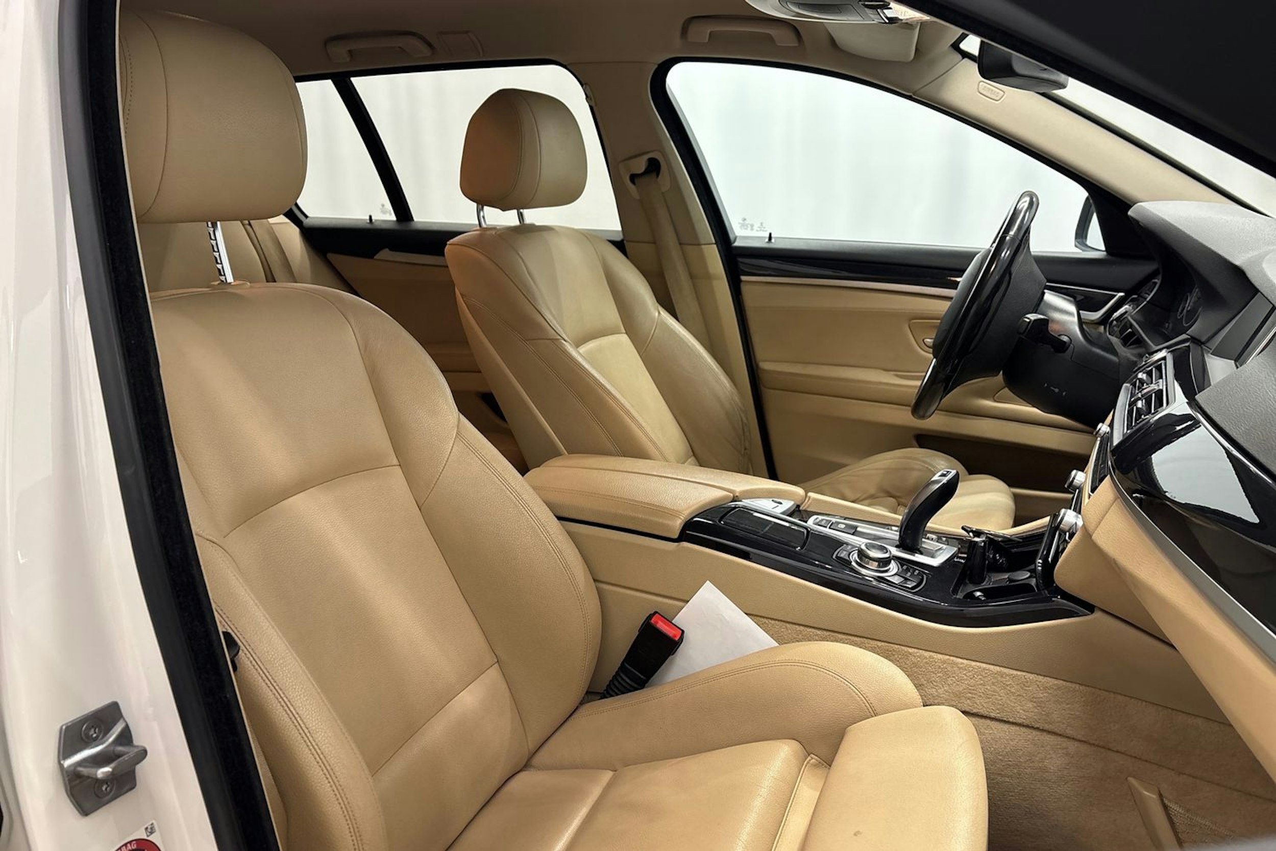 valkoinen BMW 518 2015 kuva 14.