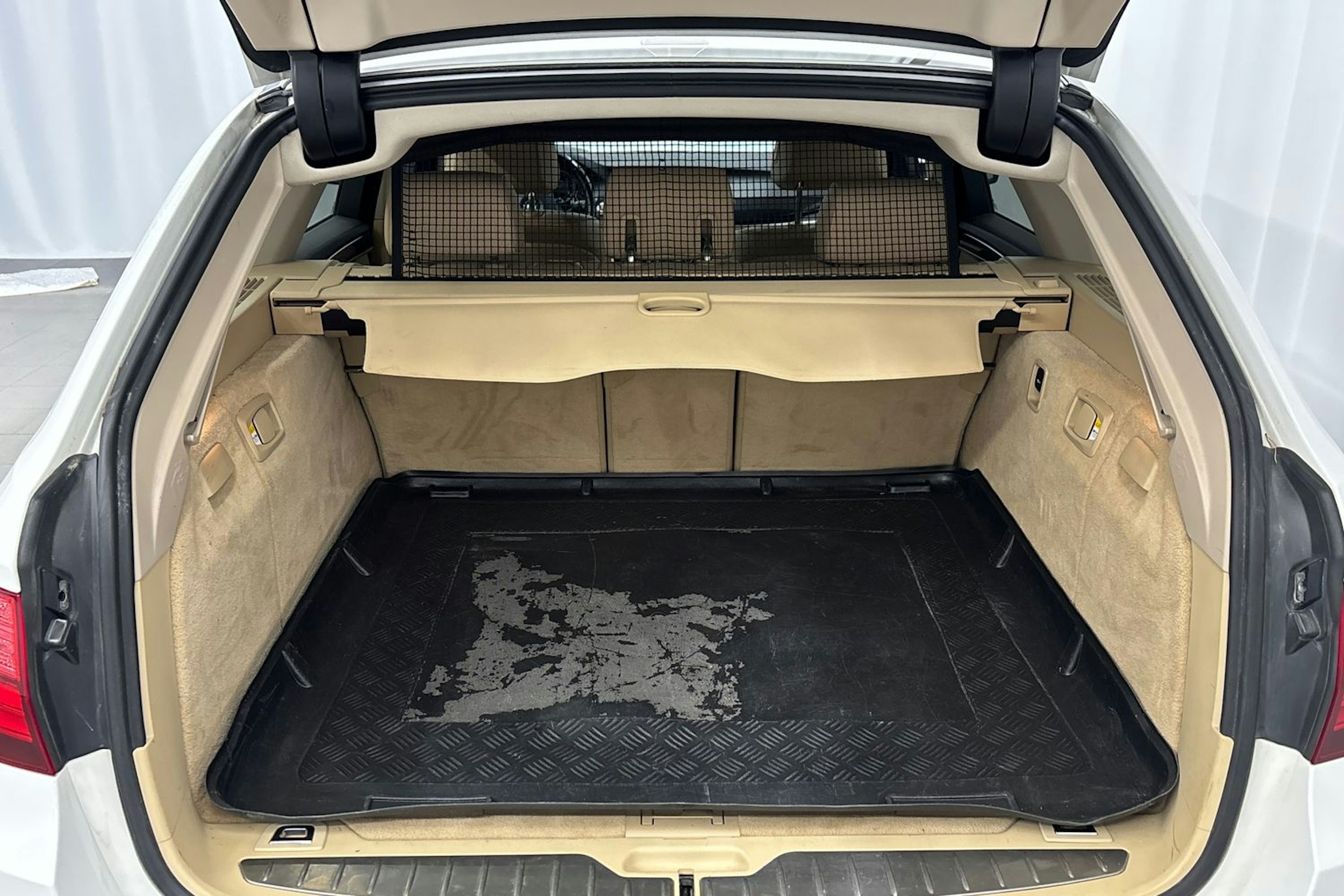 valkoinen BMW 518 2015 kuva 15.