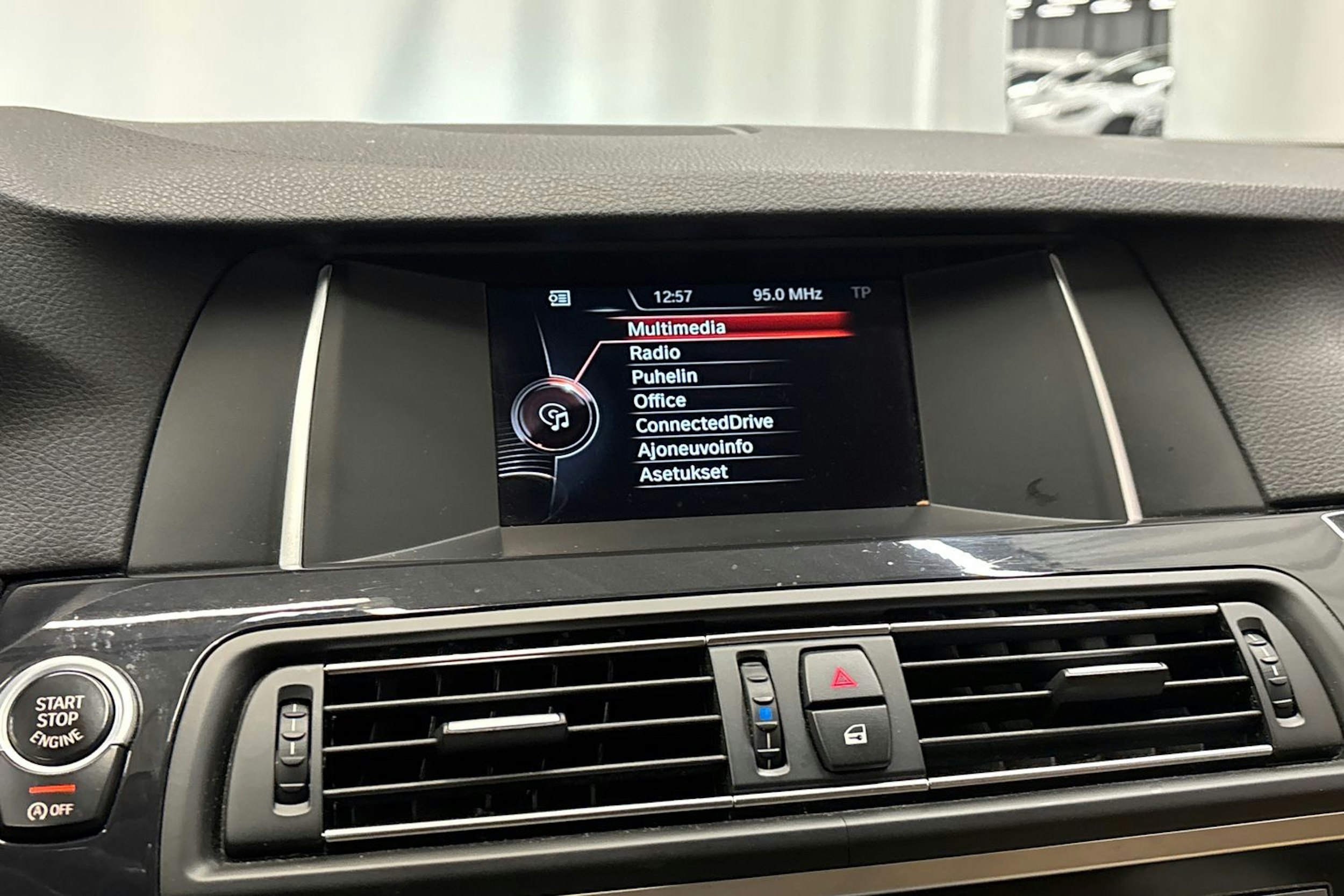 valkoinen BMW 518 2015 kuva 22.