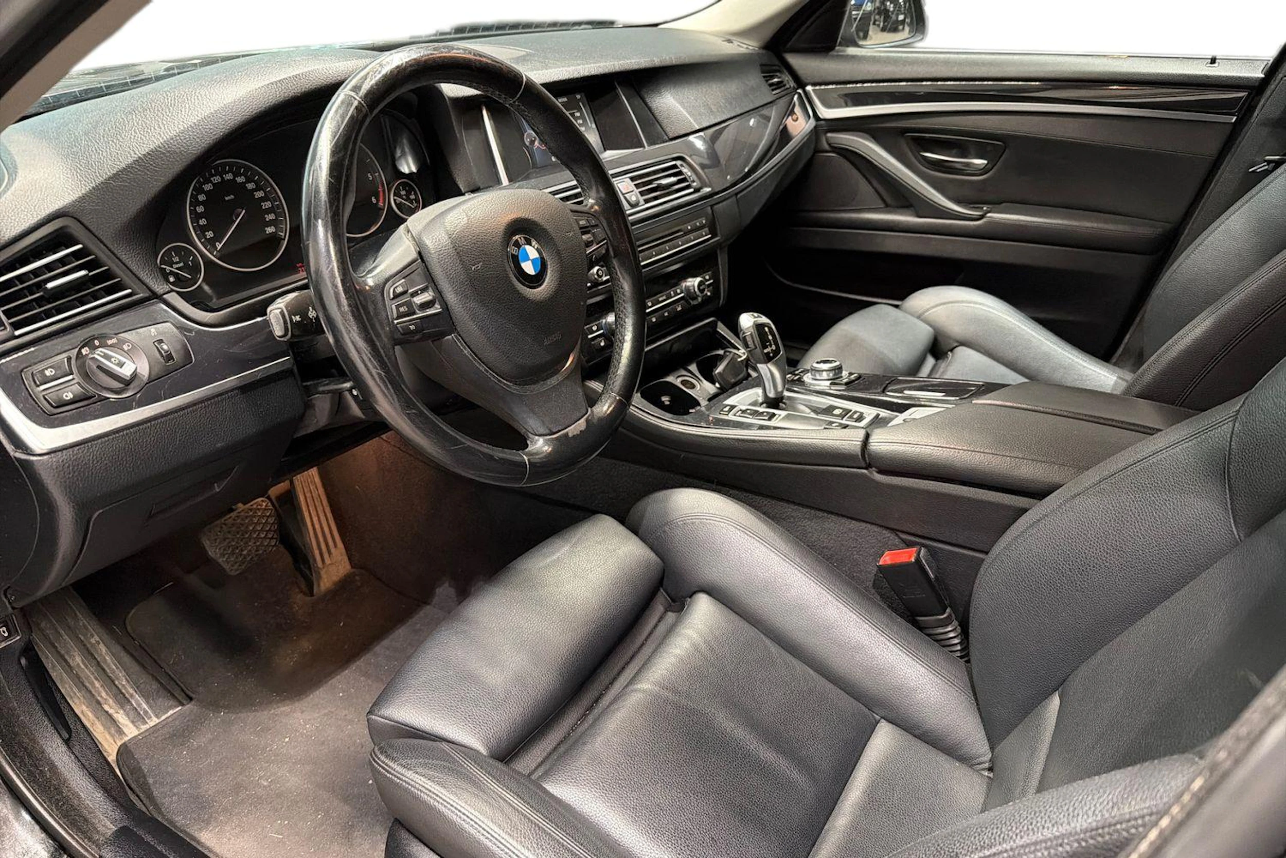 Musta BMW 518 2015 kuva 3.