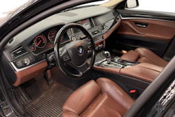 musta BMW 518 2016 kuva 3.