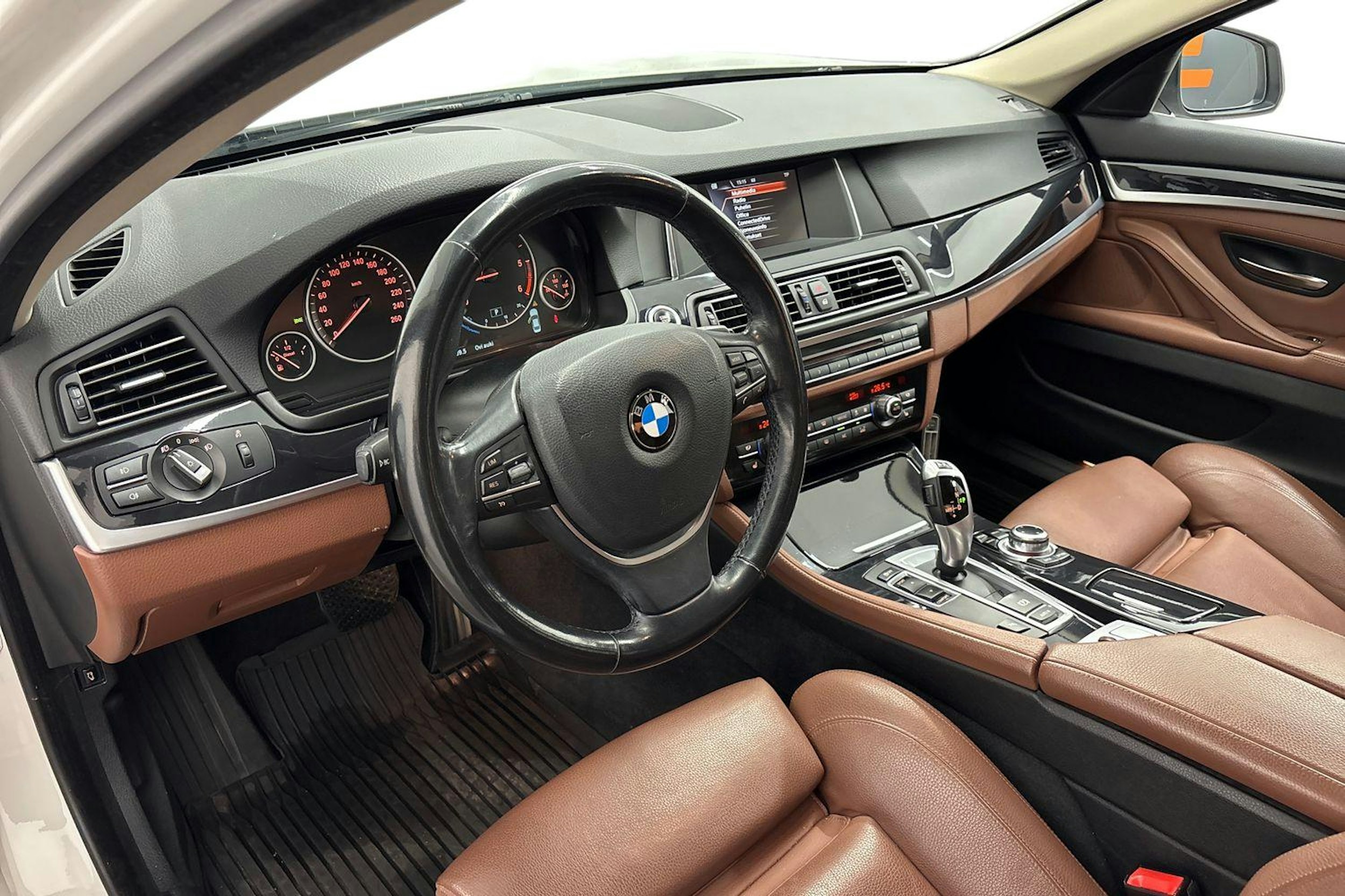 valkoinen BMW 518 2016 kuva 7.