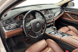 valkoinen BMW 518 2016 kuva 7.