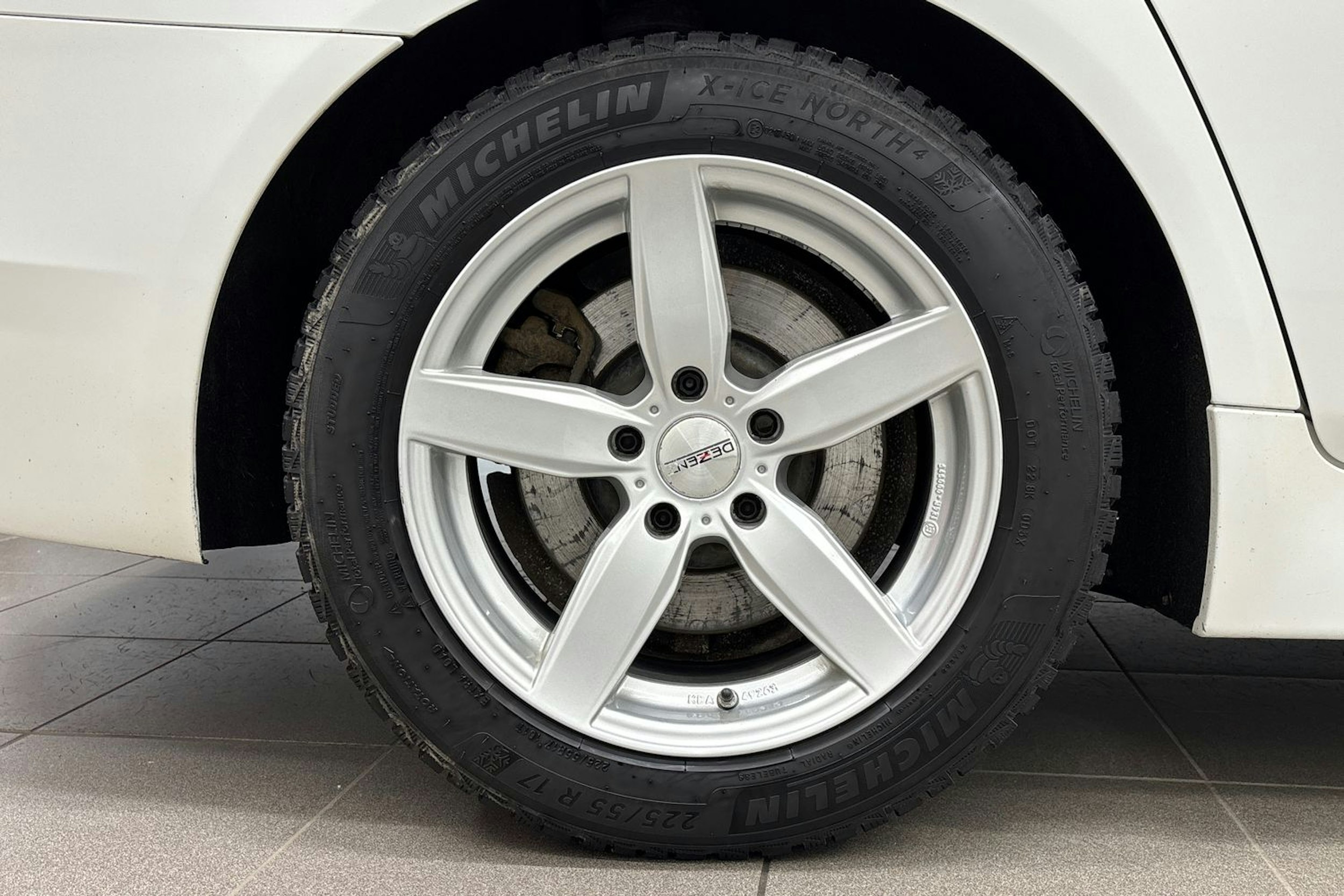 valkoinen BMW 518 2016 kuva 13.