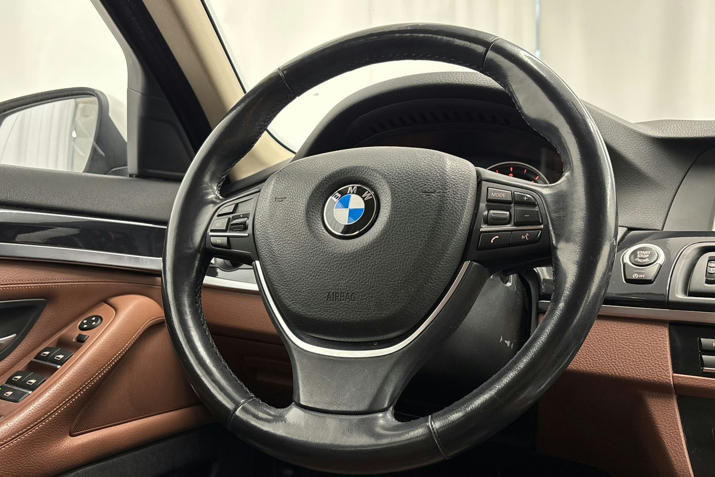 valkoinen BMW 518 2016 kuva 16.