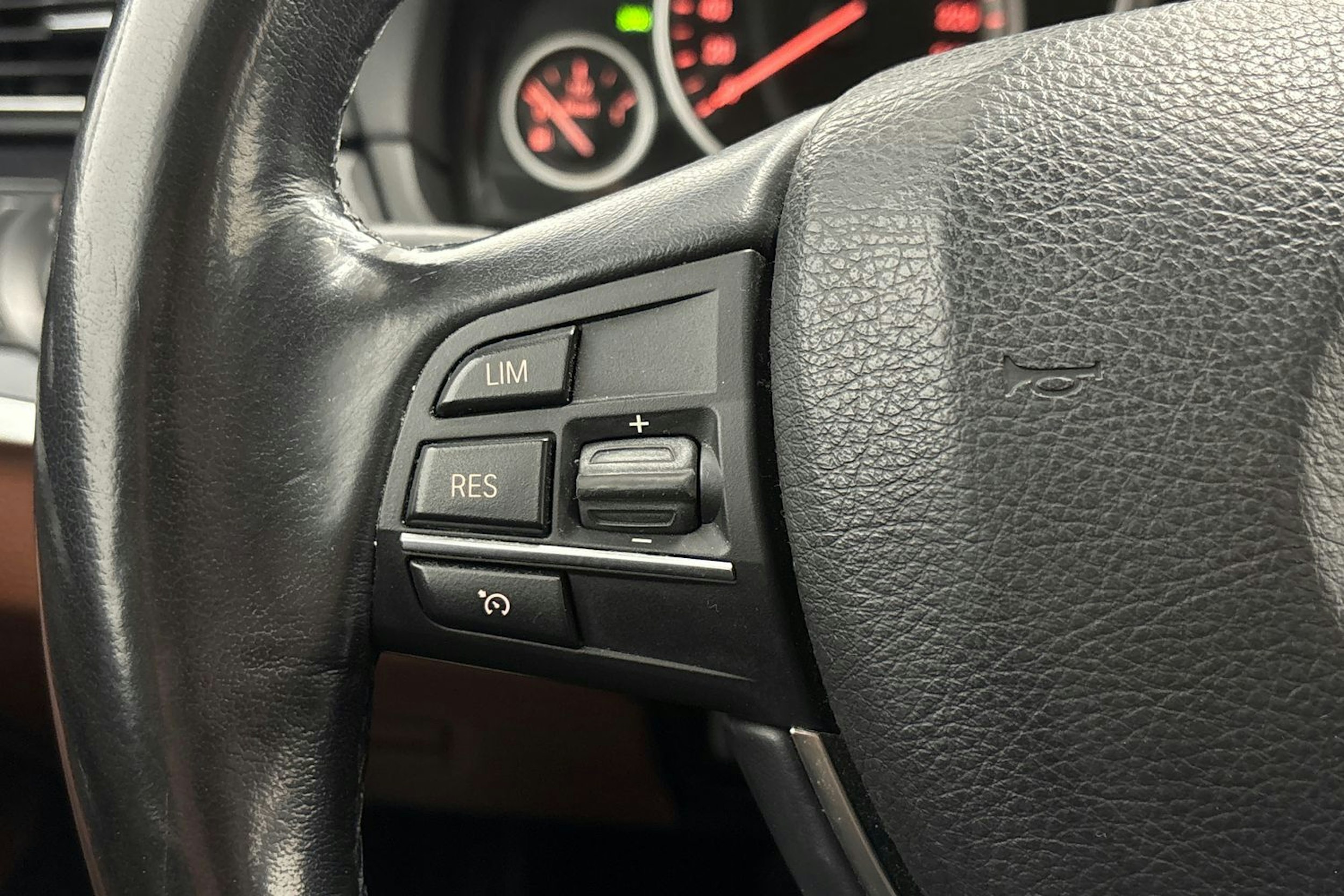 valkoinen BMW 518 2016 kuva 17.