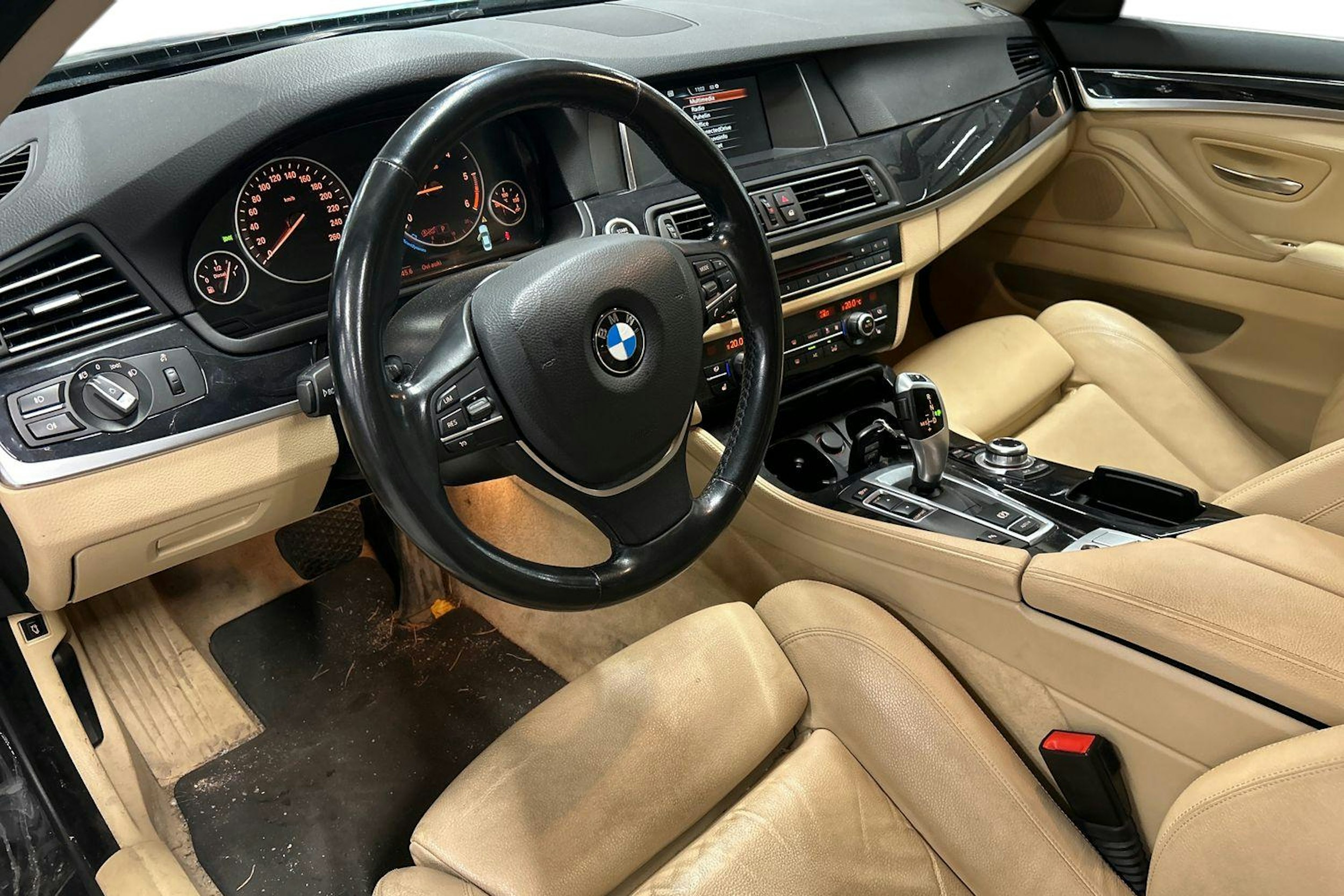 musta BMW 518 2016 kuva 3.