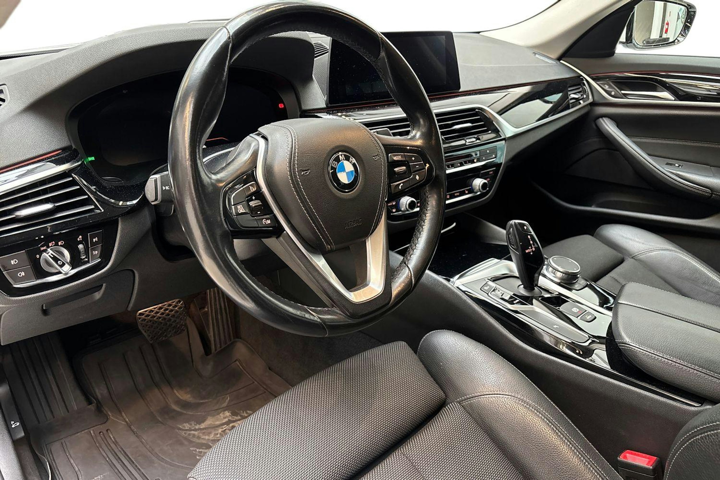 valkoinen BMW 518 2019 kuva 6.
