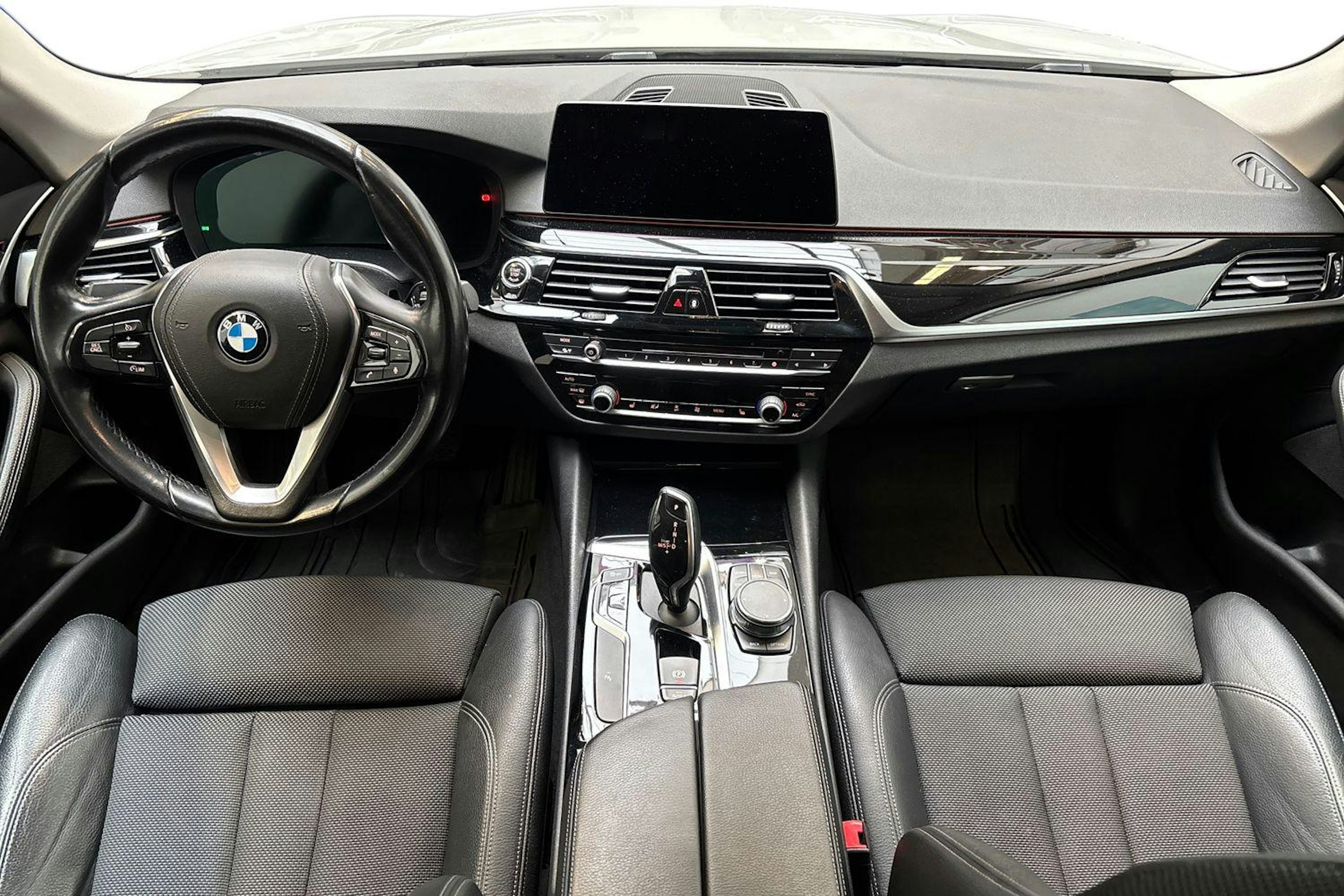 valkoinen BMW 518 2019 kuva 7.