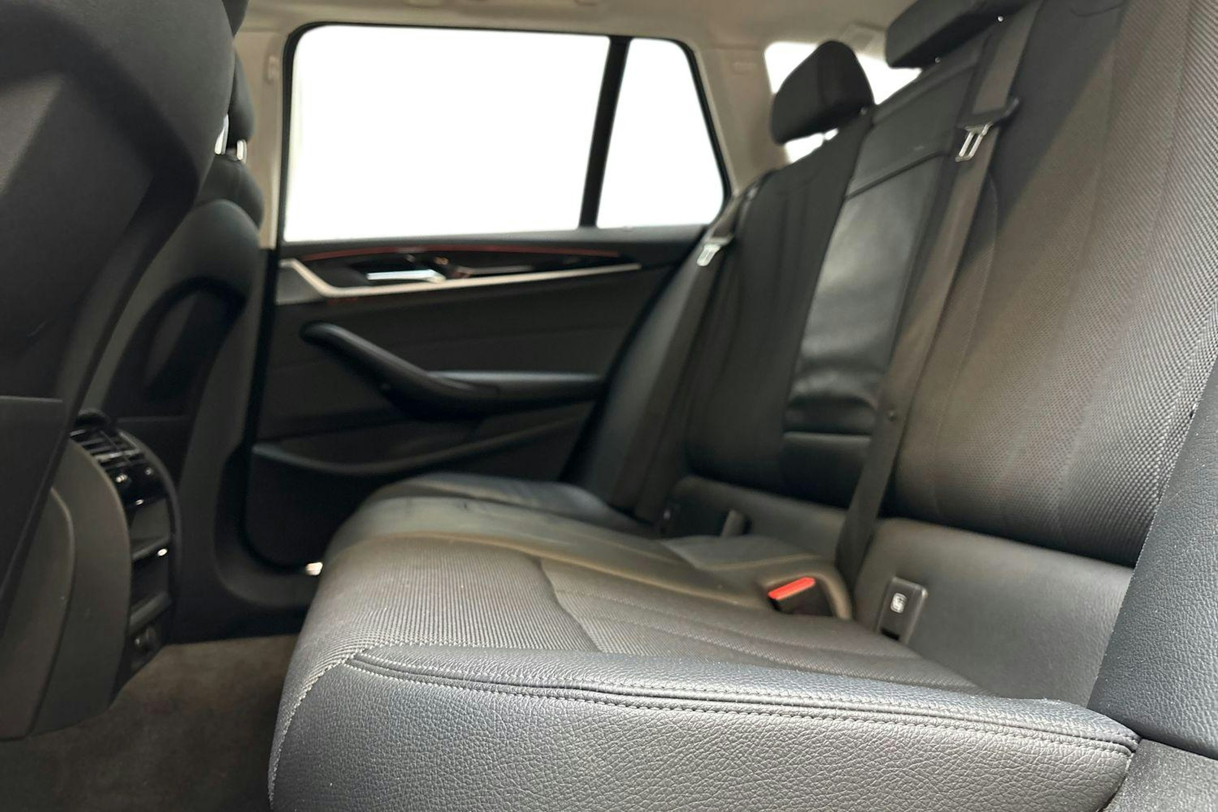 valkoinen BMW 518 2019 kuva 8.
