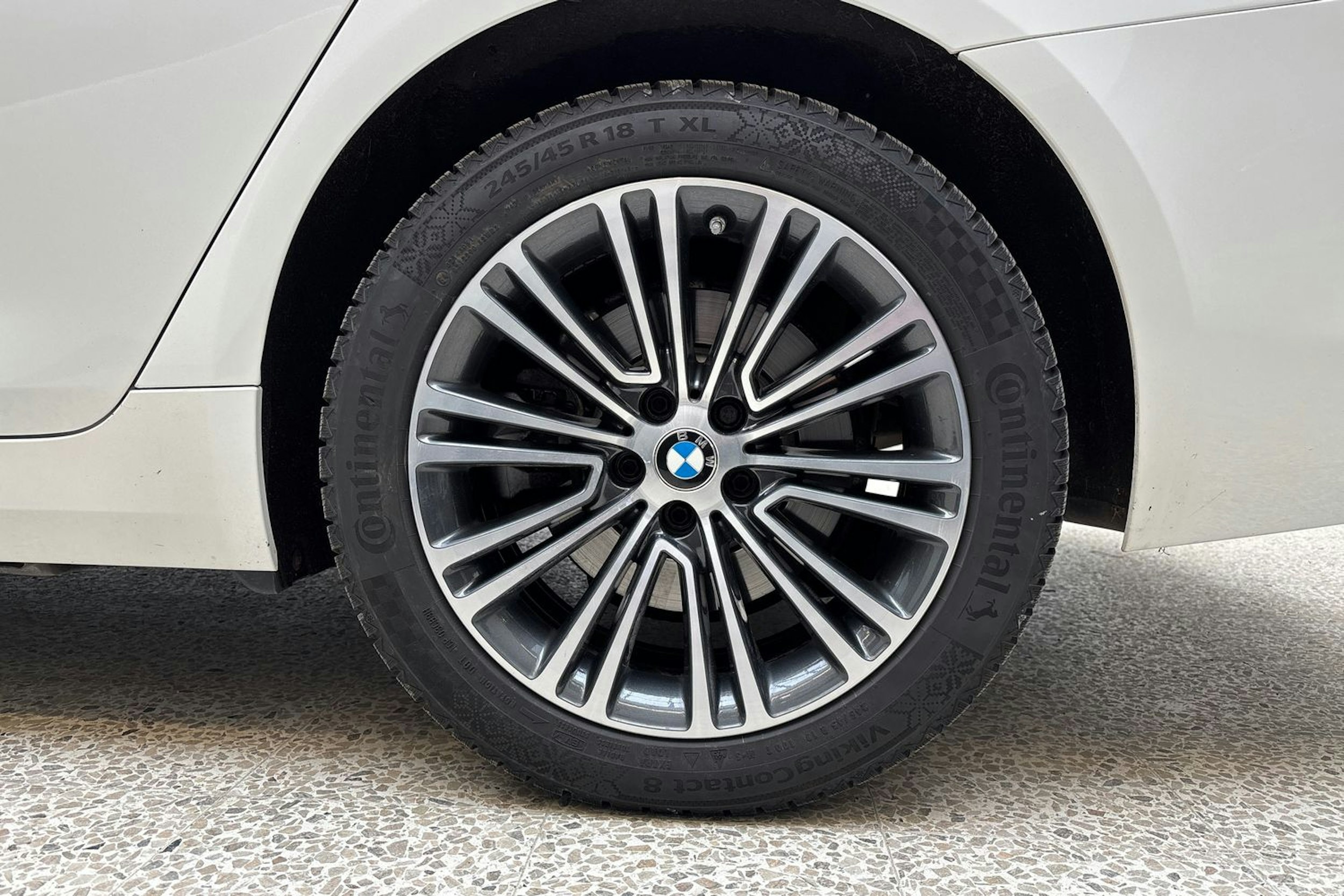 valkoinen BMW 518 2019 kuva 9.